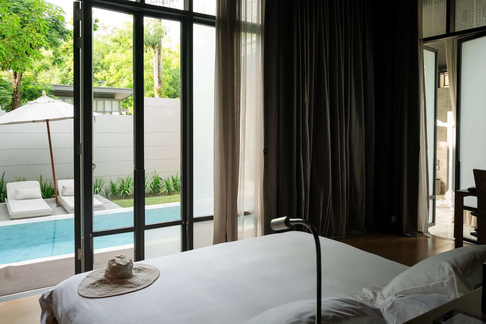Elegantes Hotelzimmer mit eigenem Pool, exklusives Erlebnis fotografisch eingefangen.
