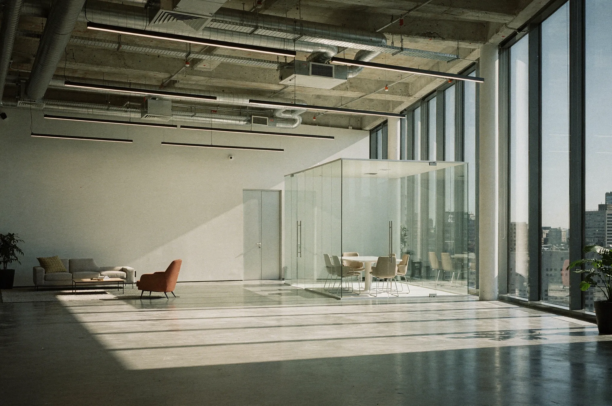 Modern eingerichtete Büroetage mit großen Fenstern und natürlichem Tageslicht