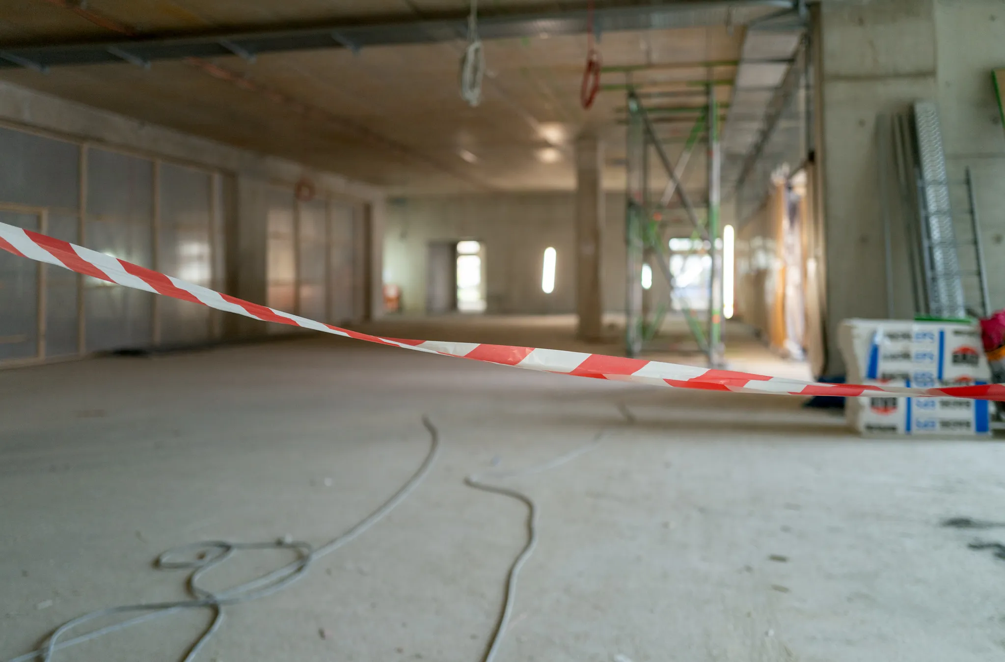 Innenausbau im Rohbau: Absperrband und Betondecke, Baustellenfotografie