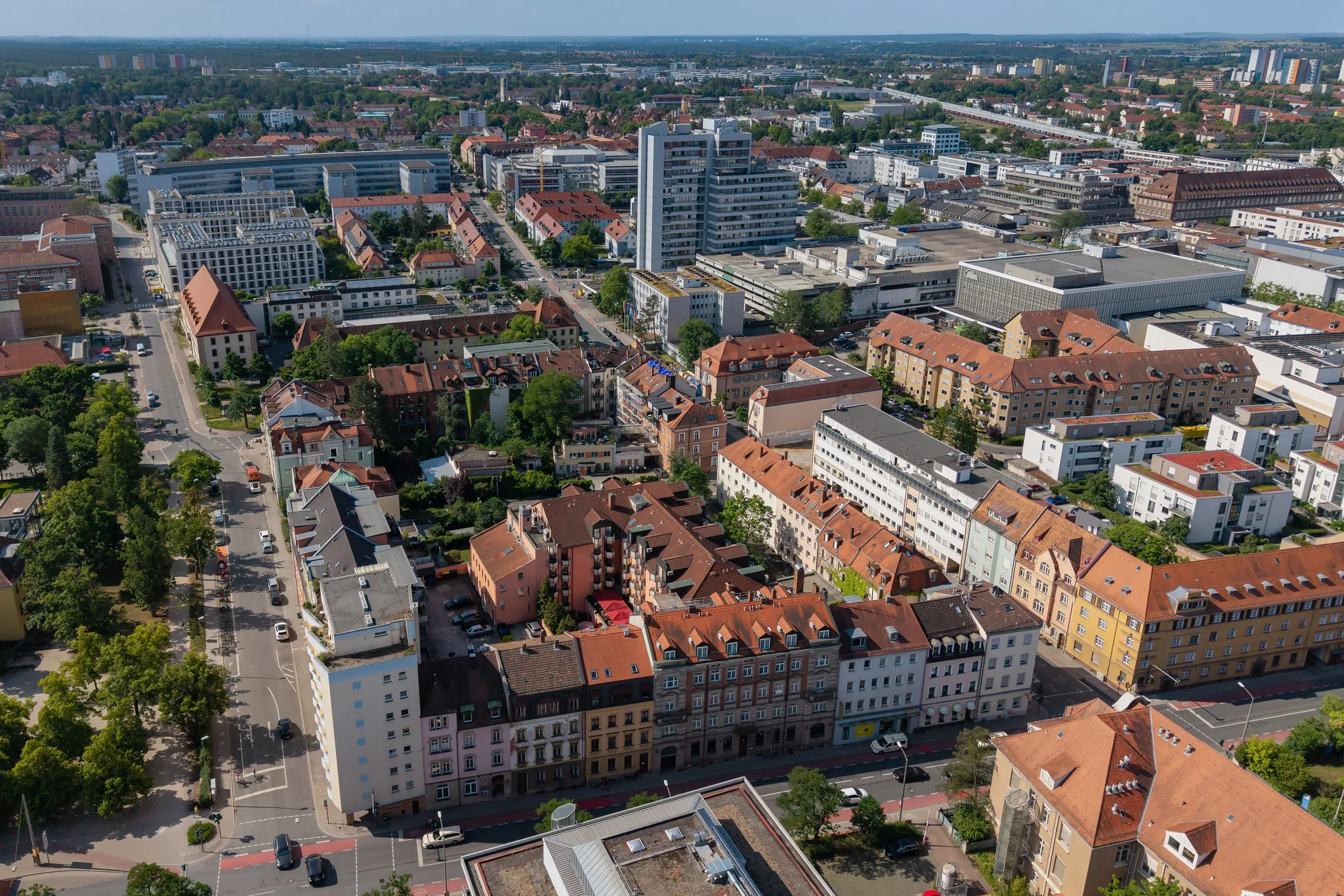 Innenstadt-Panorama aus der Vogelperspektive mit dichter Bebauung