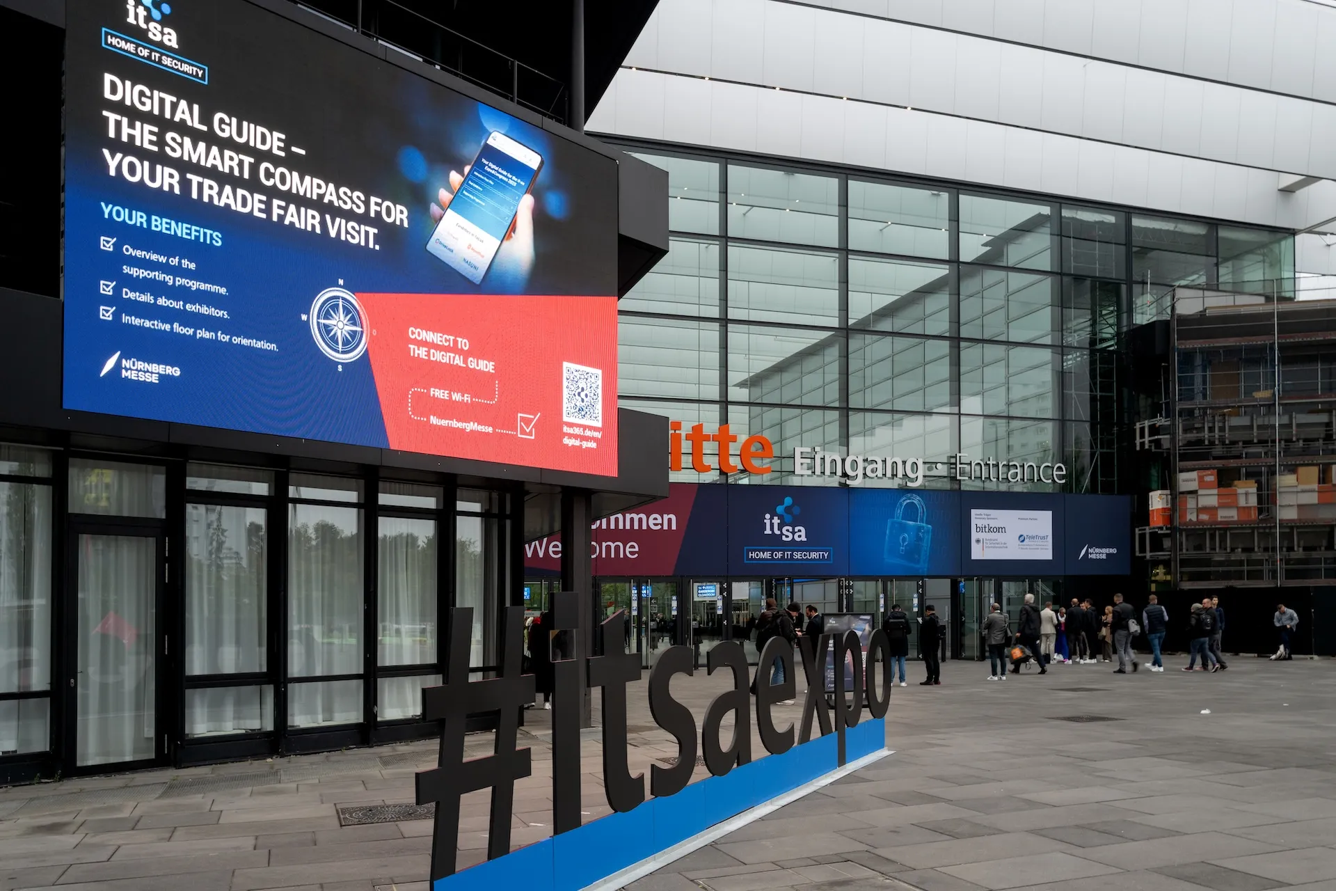 Eingangsbereich der it-sa Messe Nürnberg mit Besucherstrom