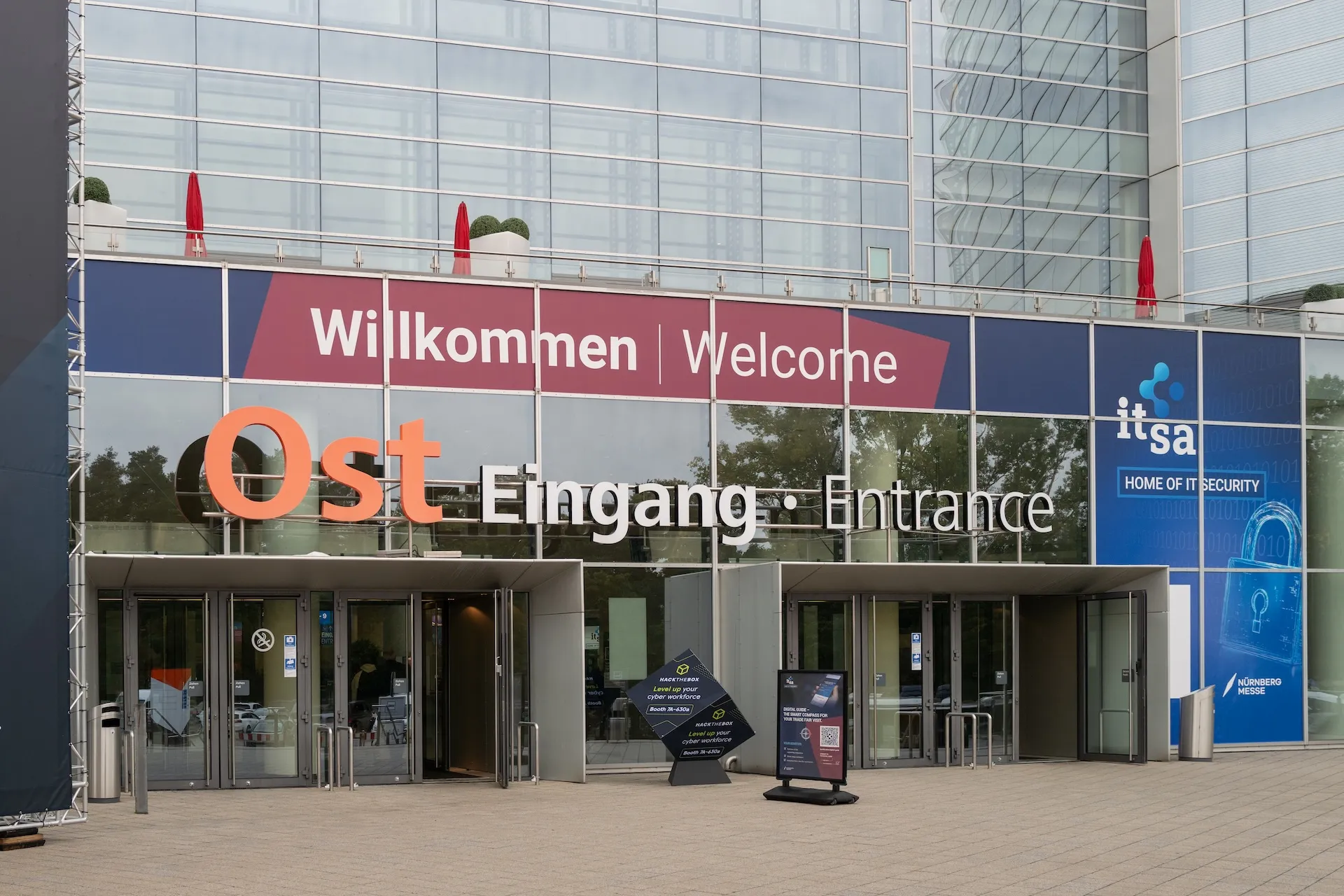 Haupteingang der it-sa Messe Nürnberg 2025