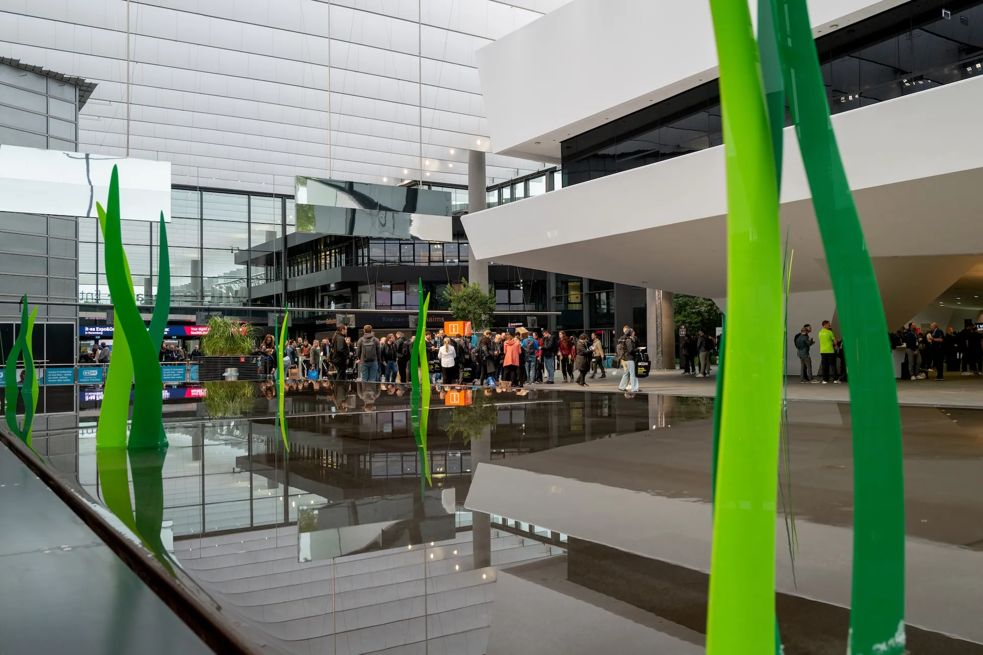 Eingangshalle der it-sa Expo & Congress Nürnberg 2025, Europas führende Fachmesse für IT-Sicherheit