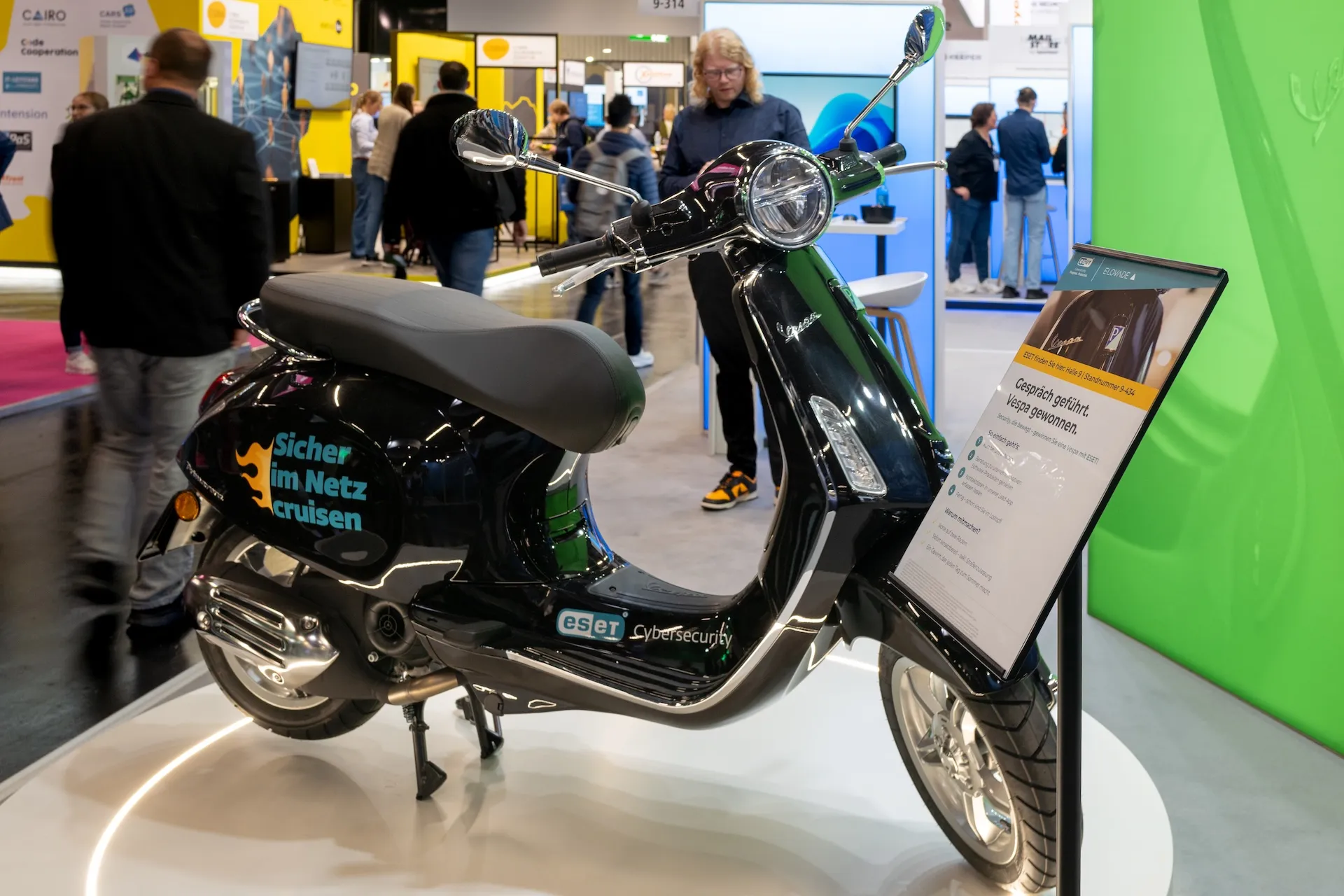 Messehalle der it-sa Nürnberg 2025 mit Ausstellern und Besuchern