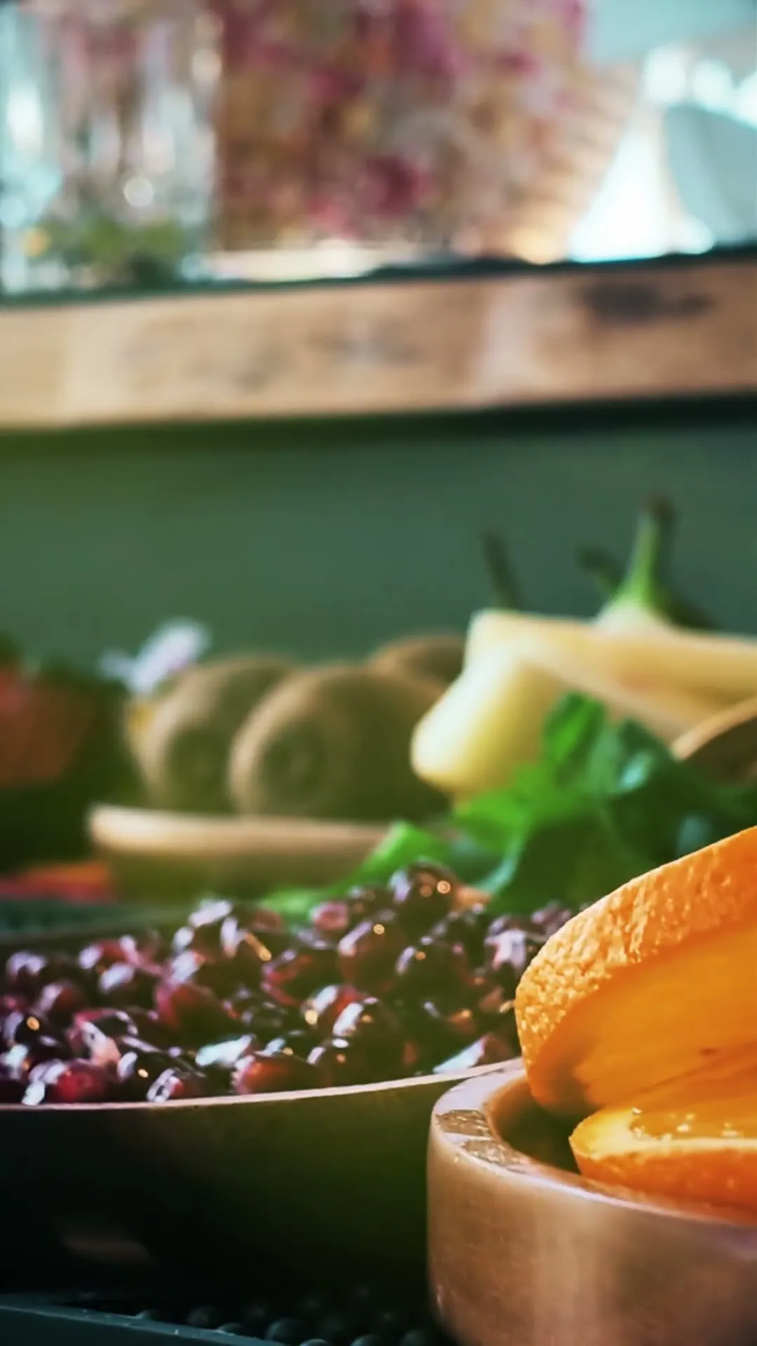 Frisch zubereitete Drinks und Cocktails im Jinh Restaurant Nürnberg, stimmungsvoller vertikaler Clip