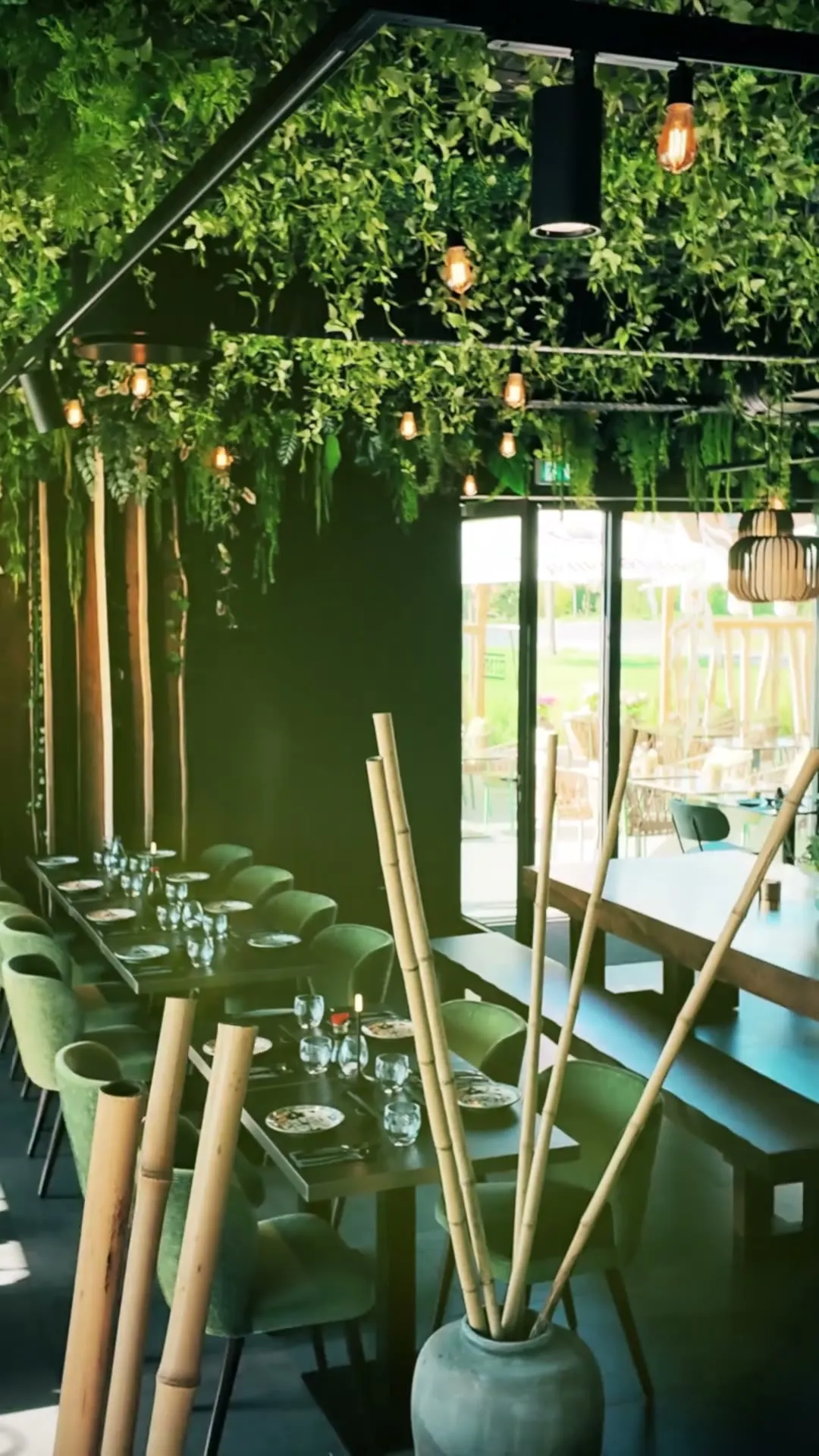 Modernes, begrüntes und premium gestaltetes Interieur des Jinh Restaurants Nürnberg, vertikaler Ambiente-Clip