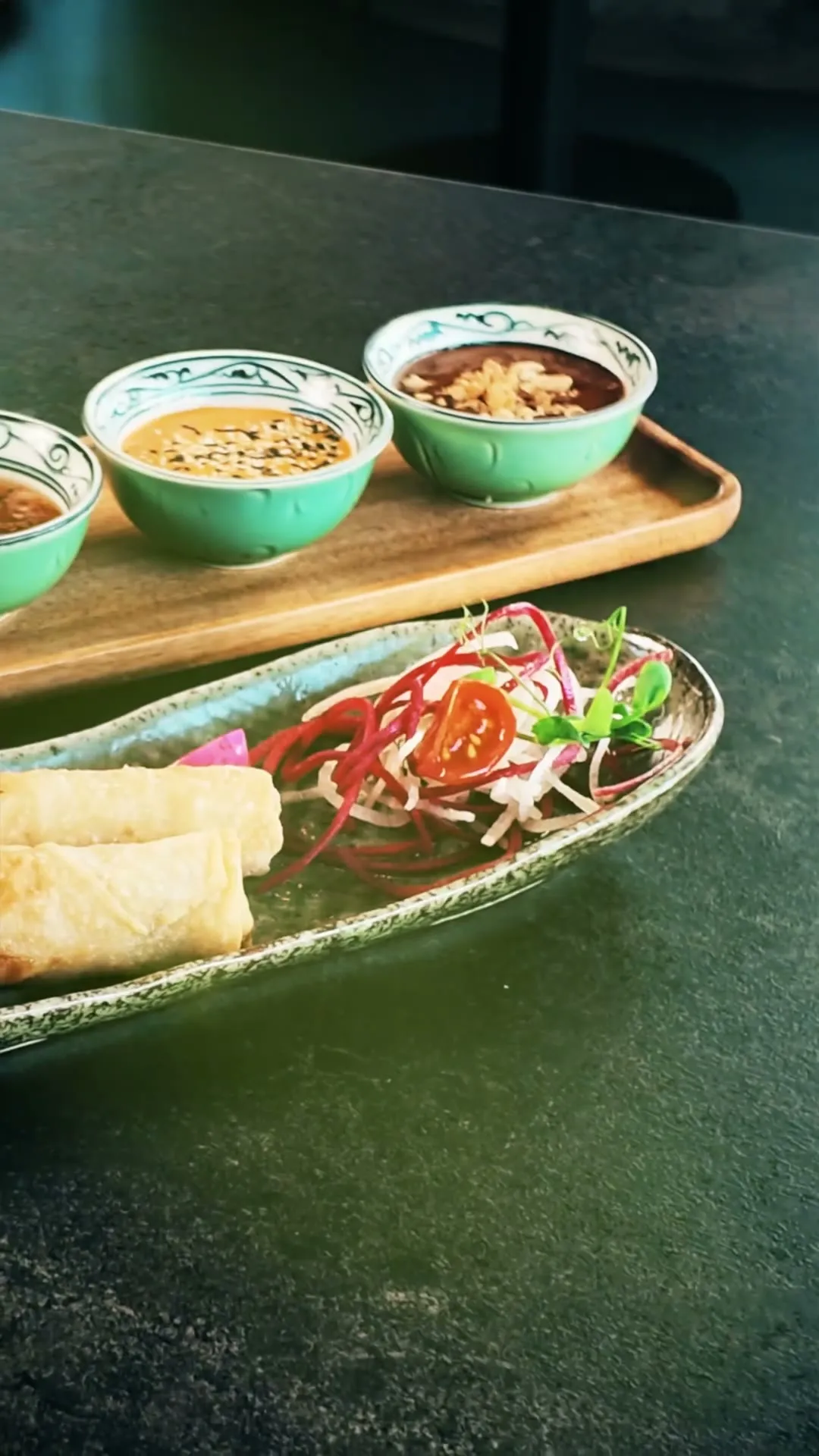 Kunstvoll angerichtete Speisen des Jinh Restaurants Nürnberg, appetitlicher vertikaler Kulinarik-Clip