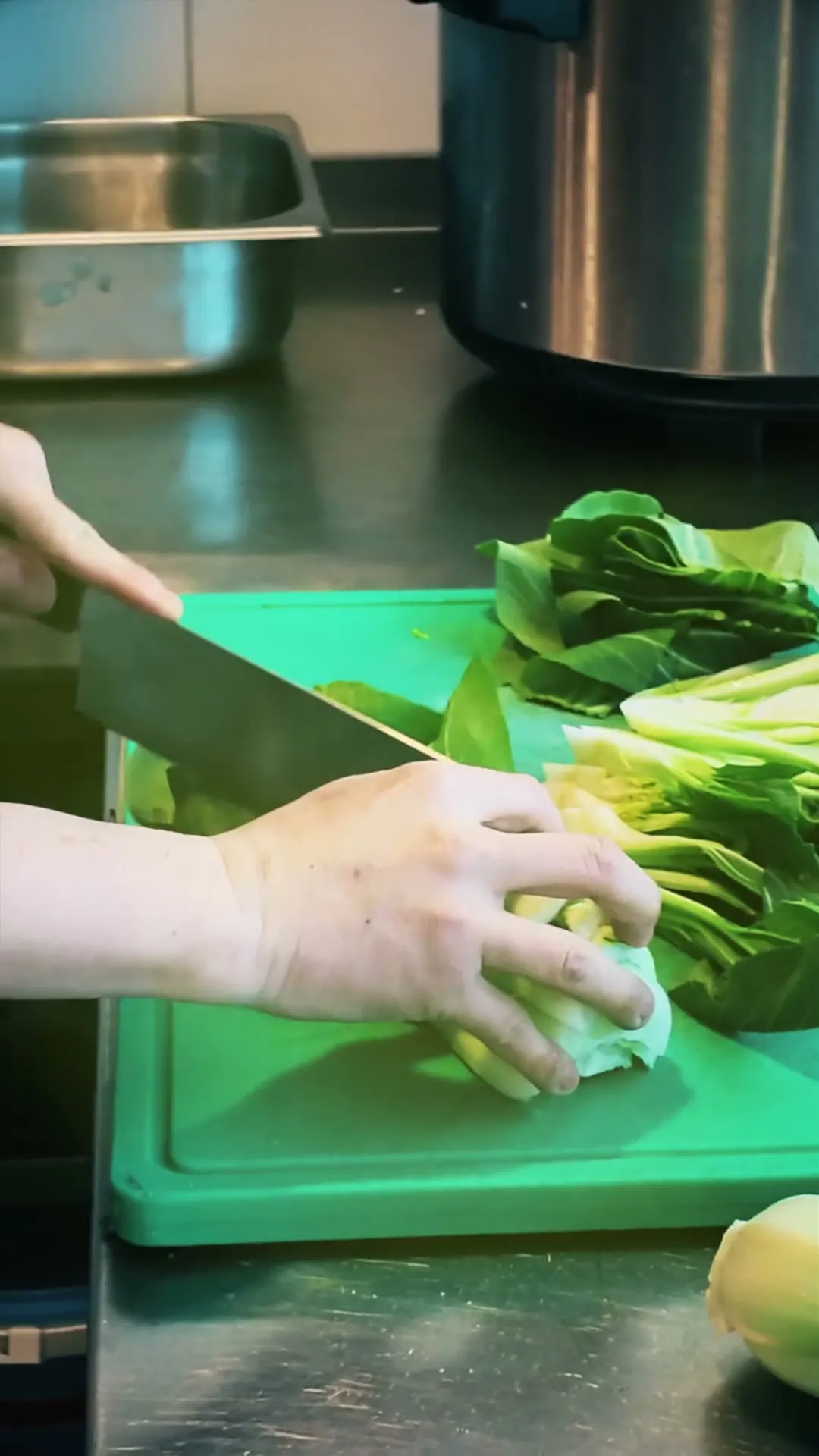 Küchenchef bereitet vietnamesische Gerichte in der Küche des Jinh Restaurants Nürnberg zu, vertikaler Gastro-Clip