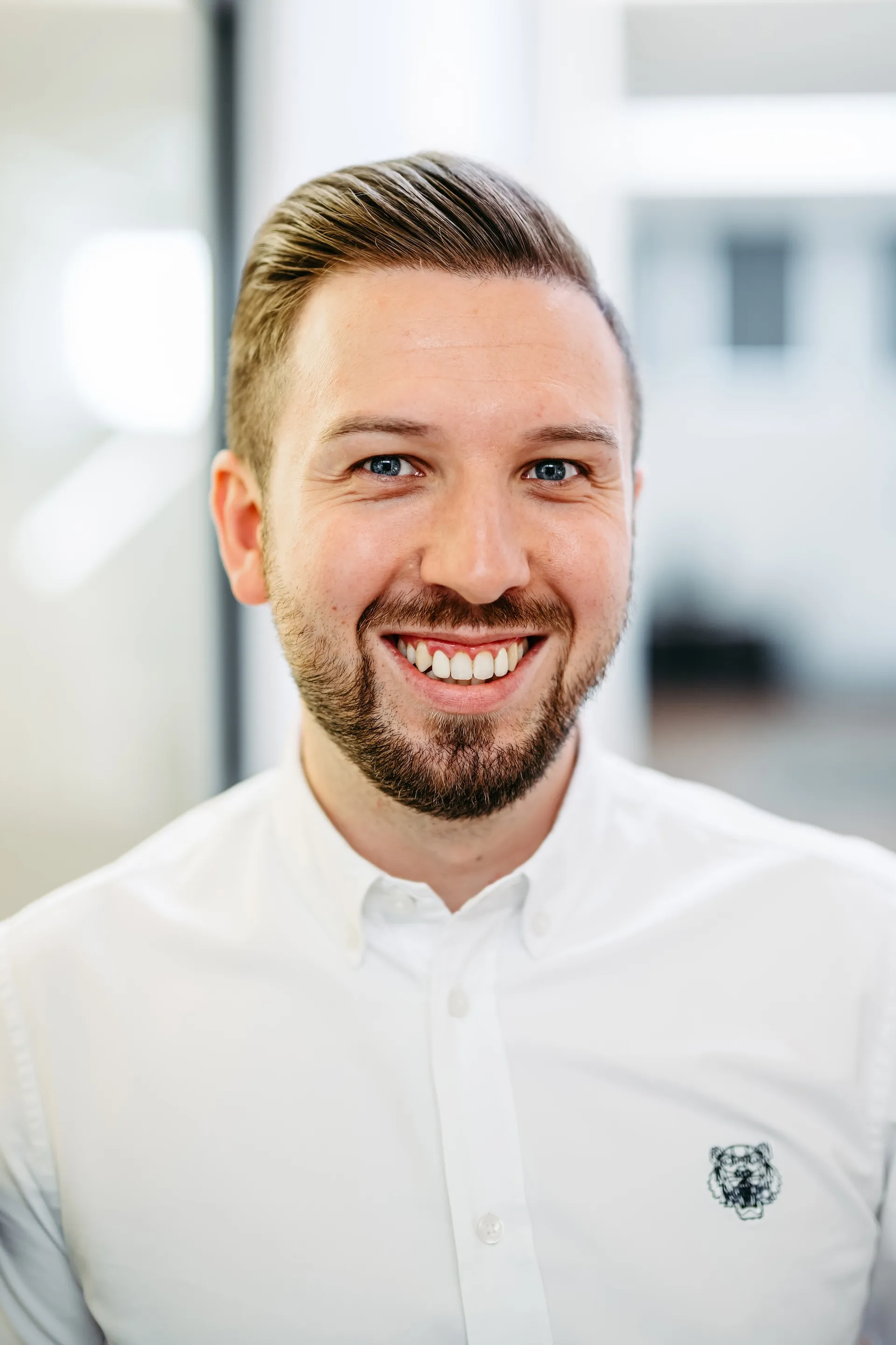 Junger Mann im weißen Hemd, modernes Business-Portrait für LinkedIn