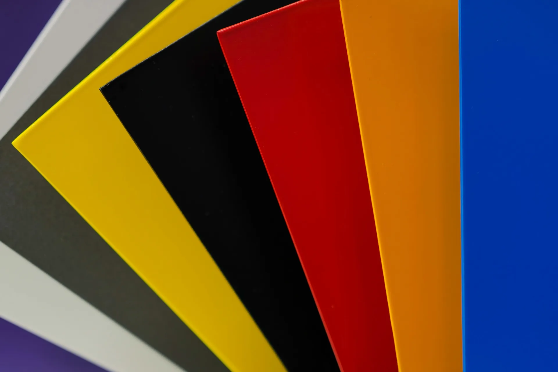 Farbige Karten, sortiert und geometrisch fotografiert.