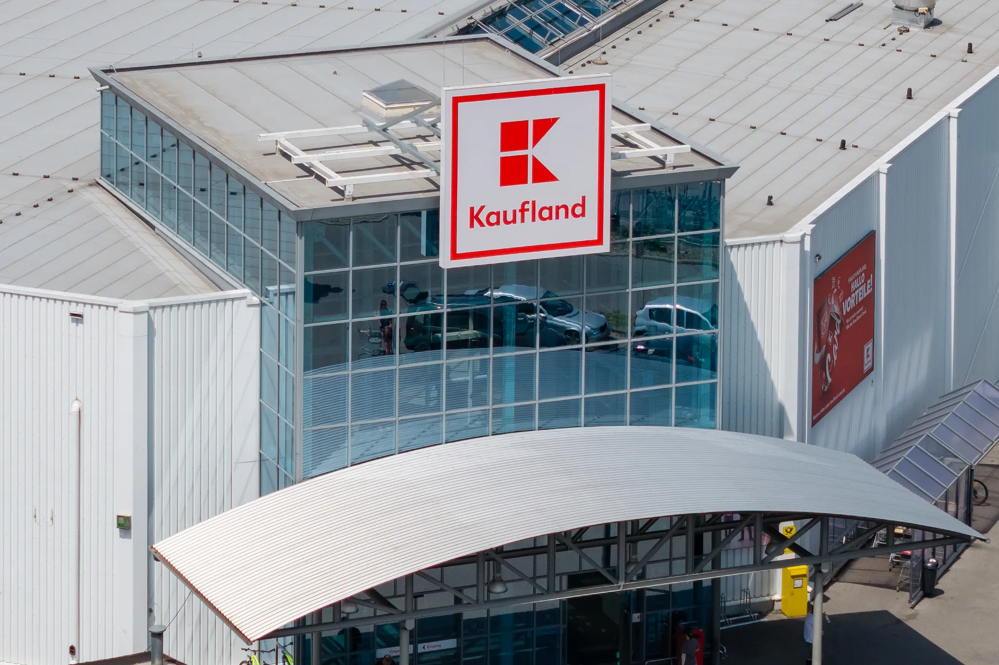 Drohnen-Nahaufnahme des Kaufland-Eingangs mit Logo und Vordach