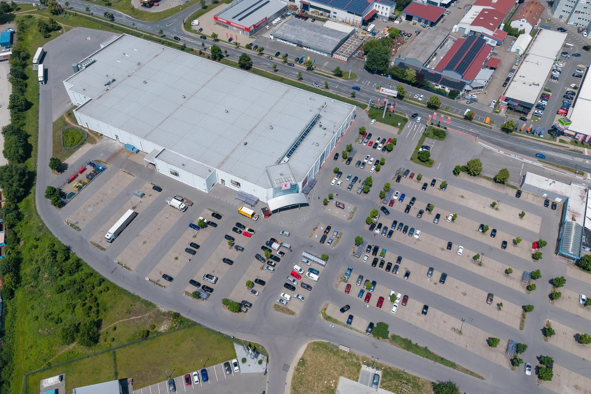 Drohnenaufnahme eines Kaufland-Markts mit großem Parkplatz im Gewerbegebiet