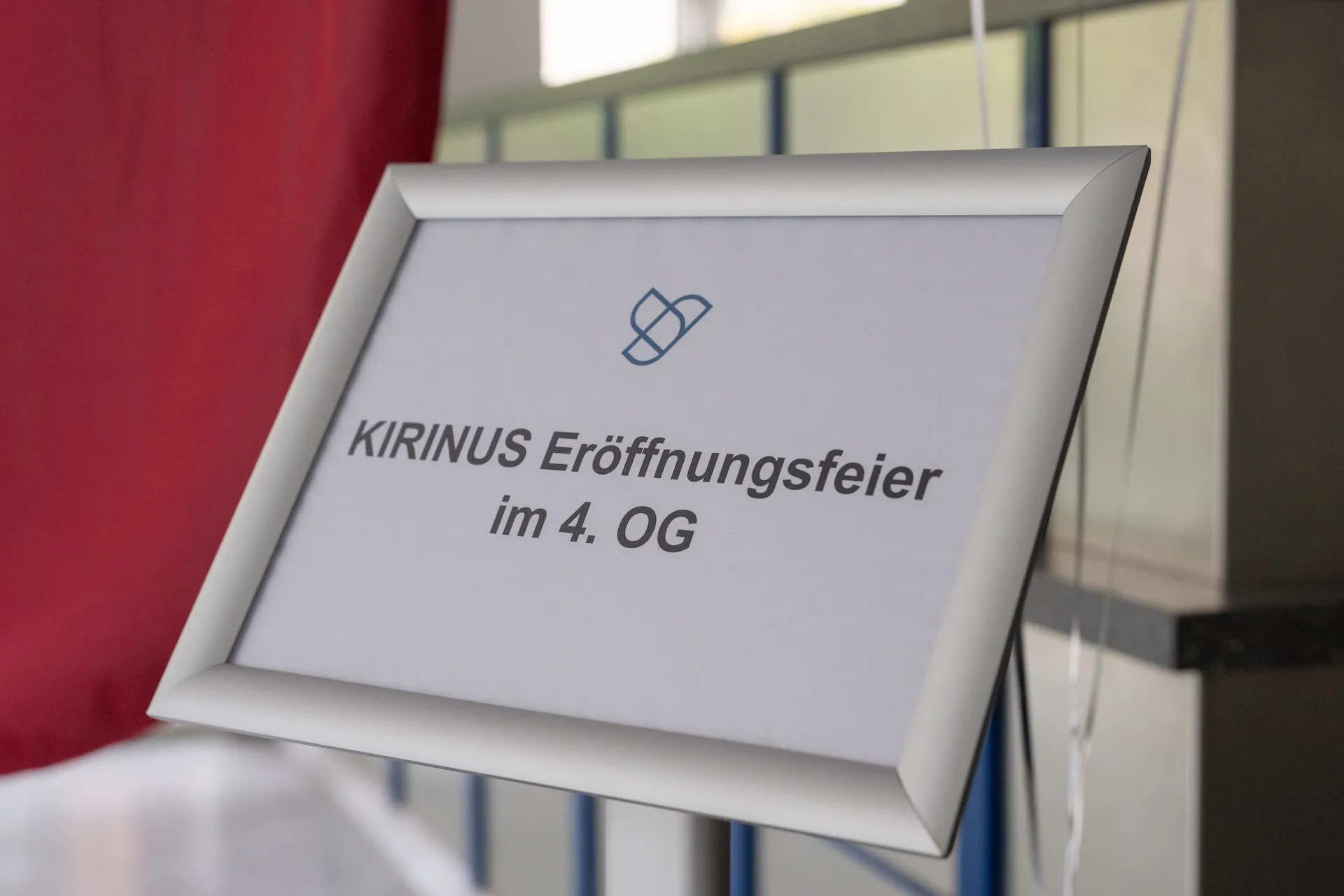 Eingang der KIRINUS Tagesklinik zur Eröffnungsfeier