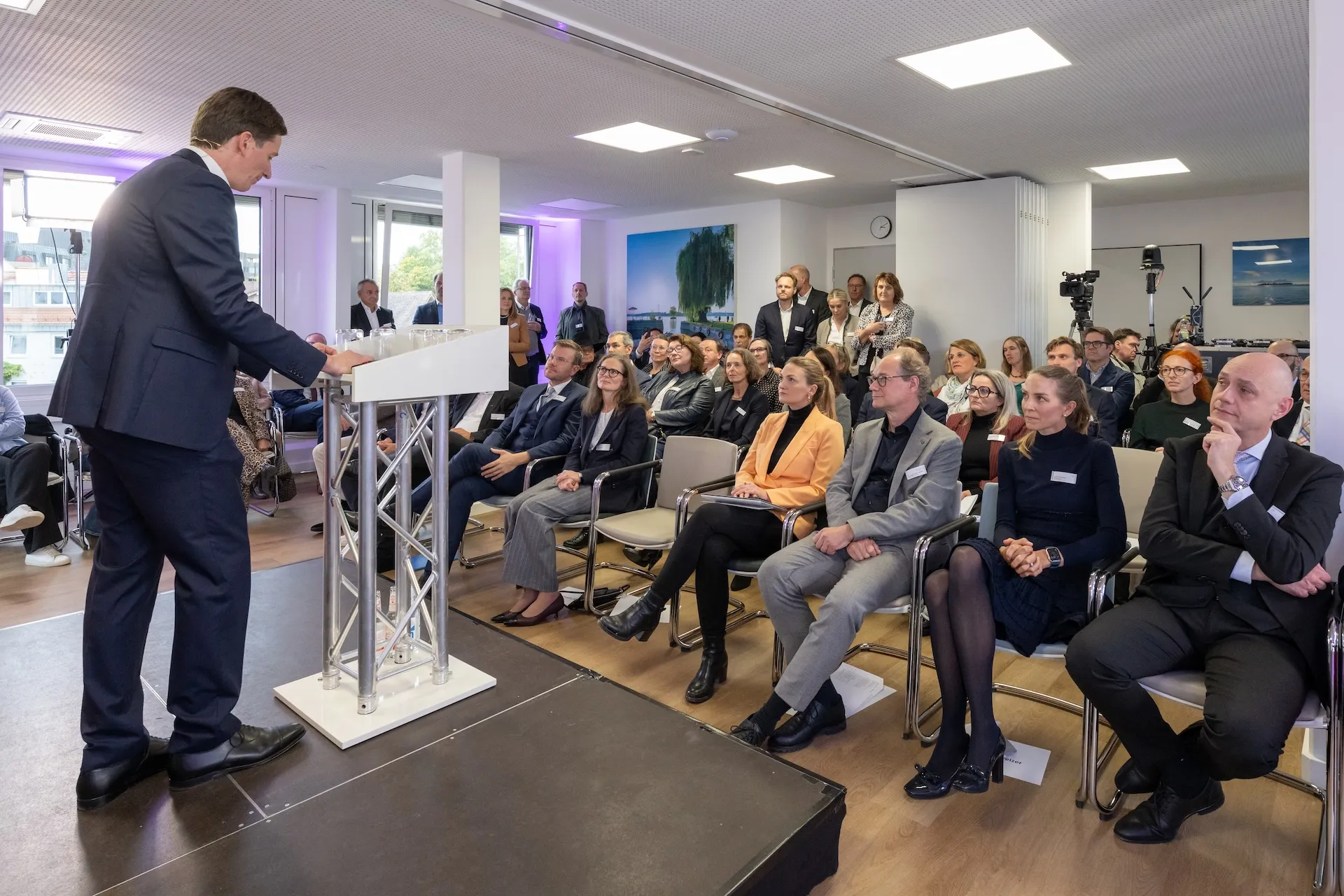 Rede am Pult vor den Gästen der KIRINUS Eröffnung