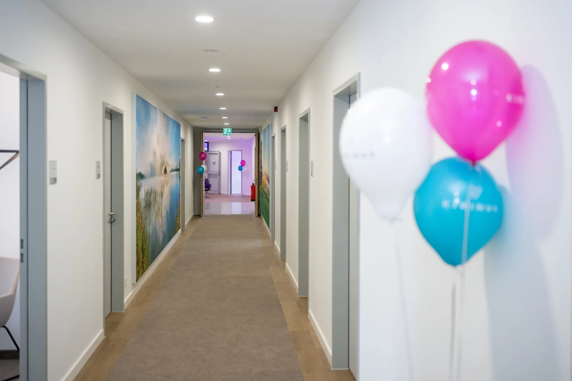 Helle und moderne Flure der KIRINUS Tagesklinik