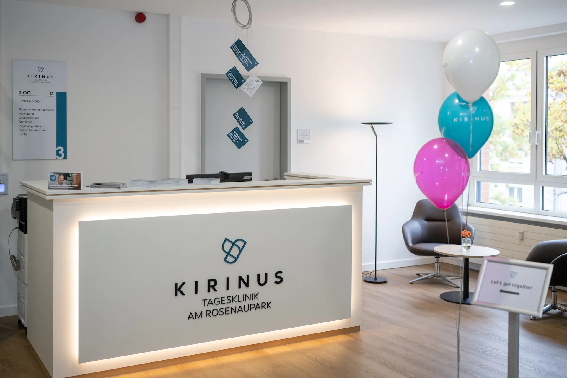 Rezeptionsbereich der neuen KIRINUS Tagesklinik