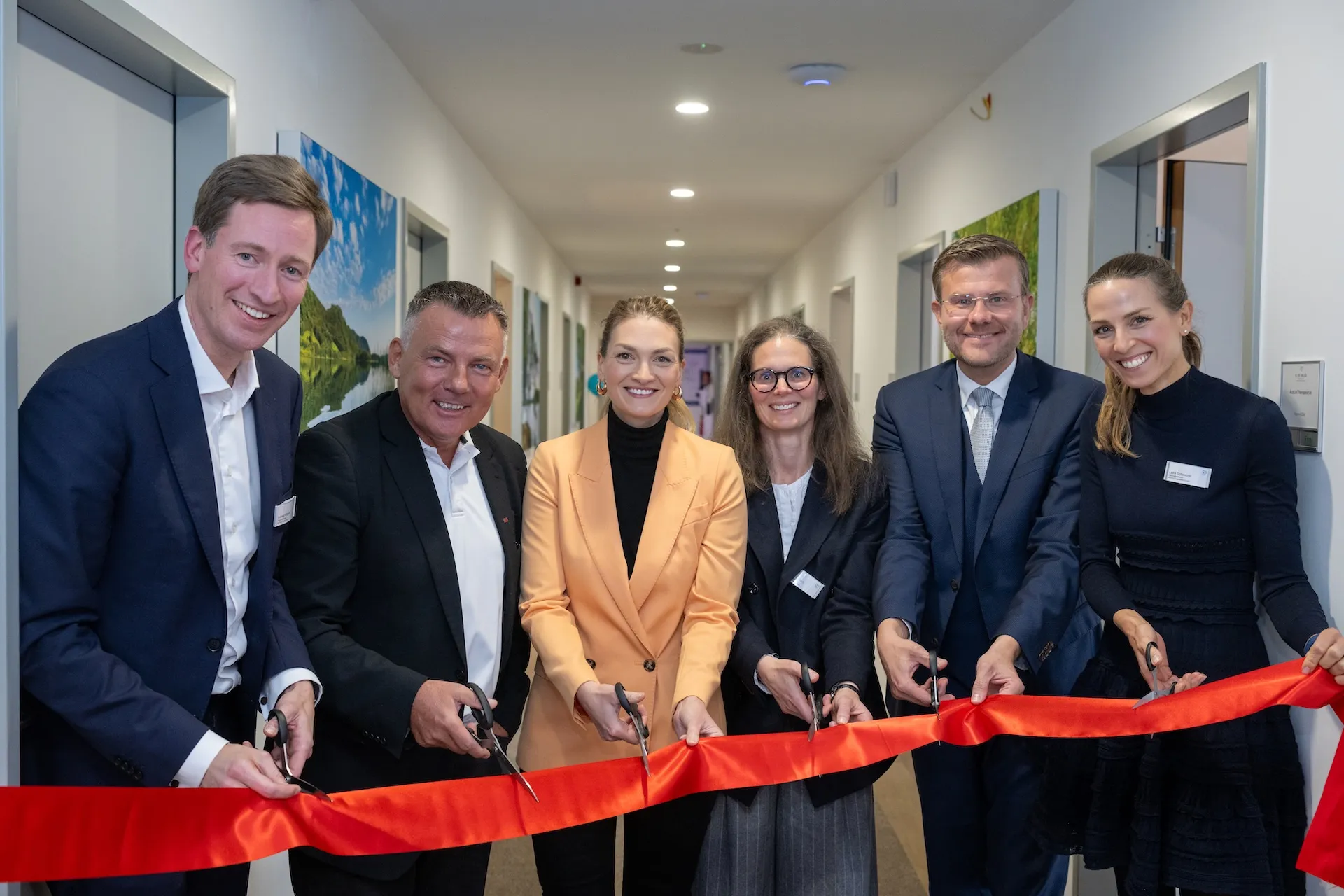 Feierliches Durchschneiden des roten Bandes bei der Eröffnung der KIRINUS Tagesklinik Nürnberg