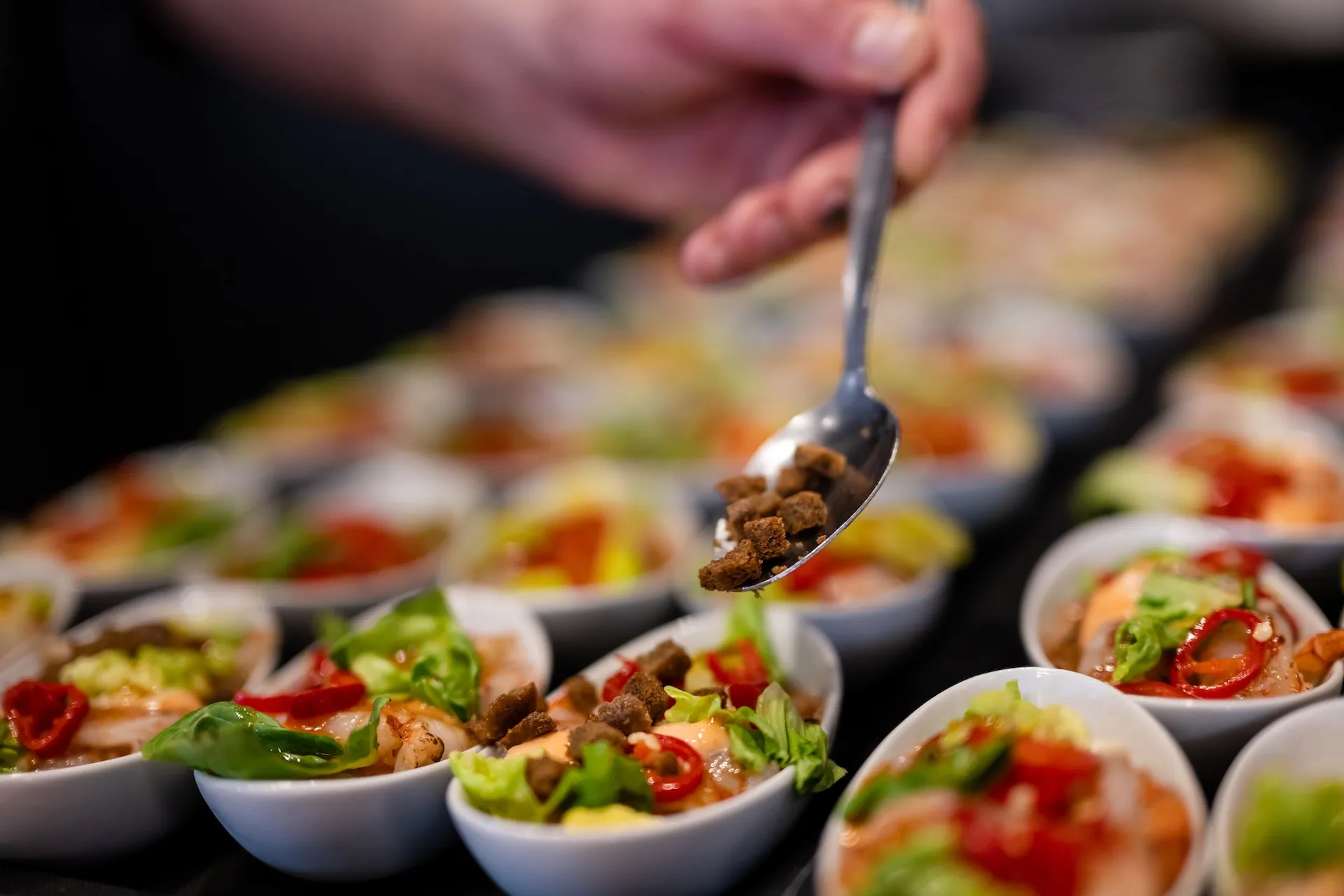 Kleine Salatportionen am Buffet – frische Vielfalt in Szene gesetzt.