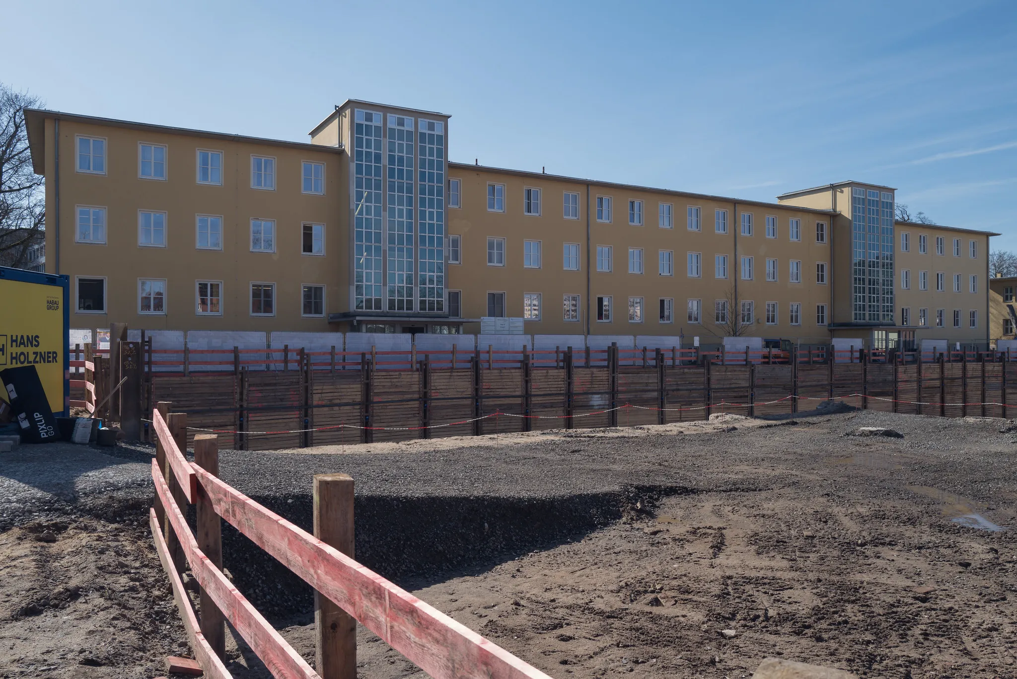 Klinikum Nürnberg Neubau: offene Baustelle mit Schlitzwand an sonnigem Tag