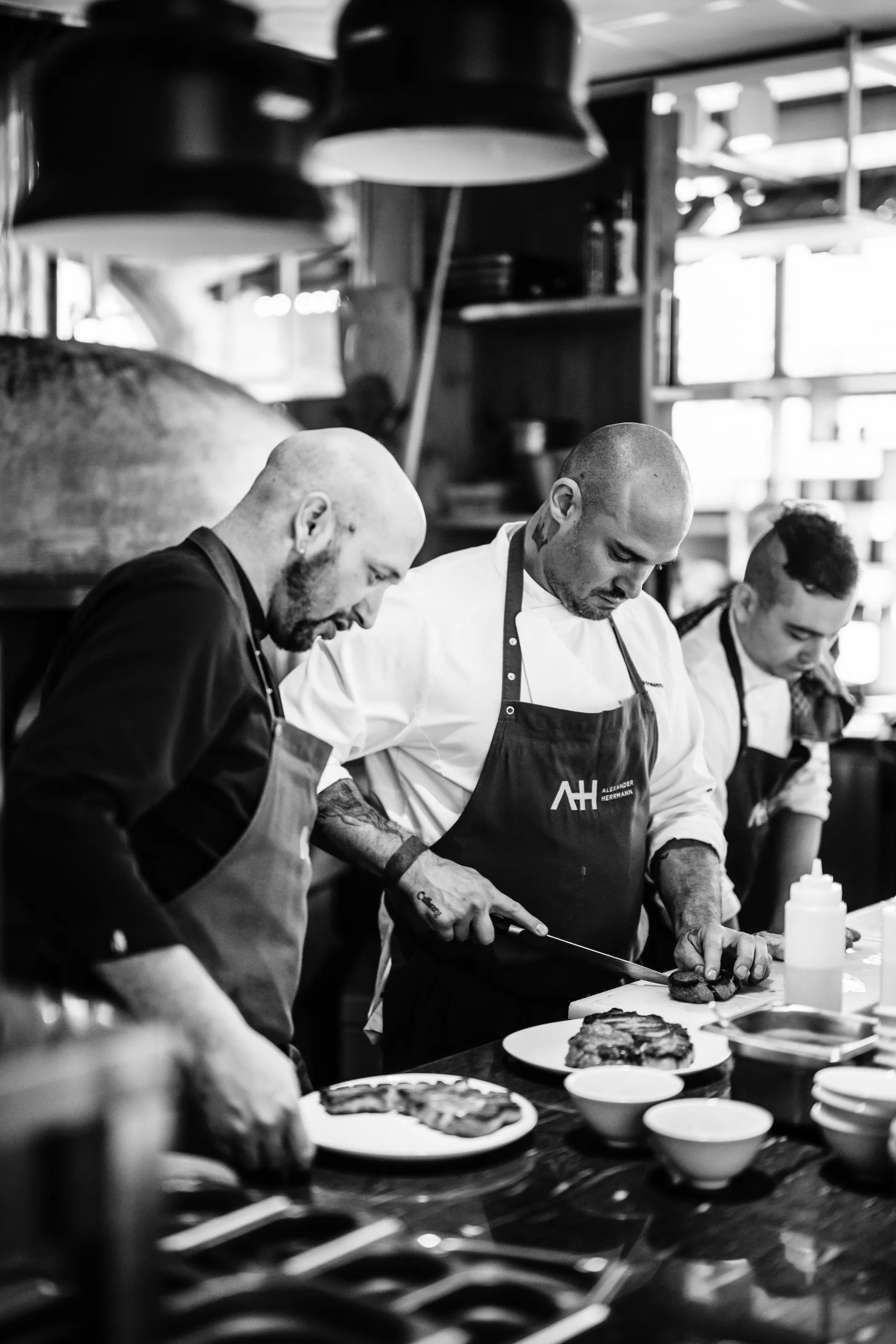 Köche bei der Arbeit, Einblick in Team und Gastronomie-Alltag