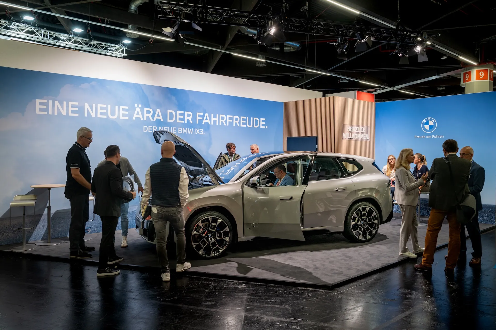 BMW Messestand mit E-Mobilität auf der KOMMUNALE 2025