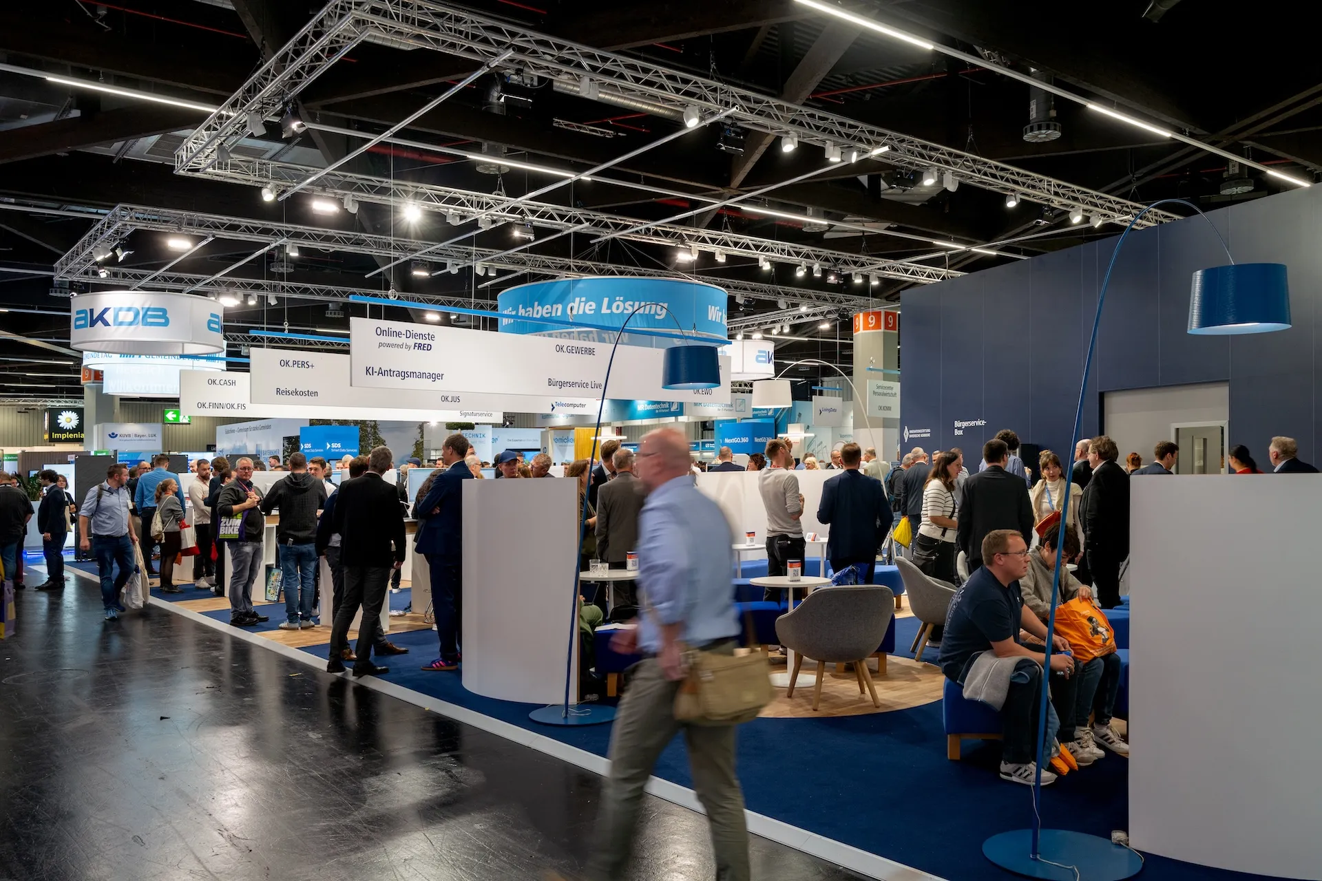 Großer Messestand mit Sitzbereich auf der KOMMUNALE 2025