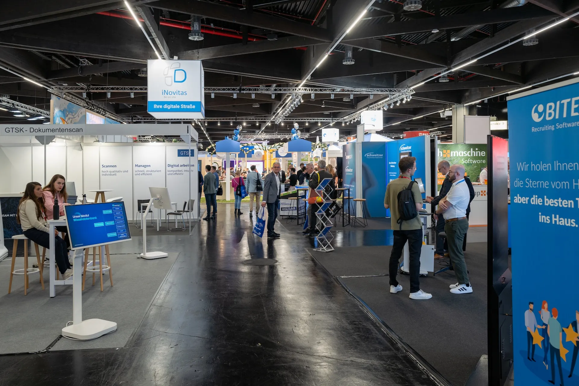 Messestände auf der KOMMUNALE 2025 in Nürnberg mit Fachbesuchern