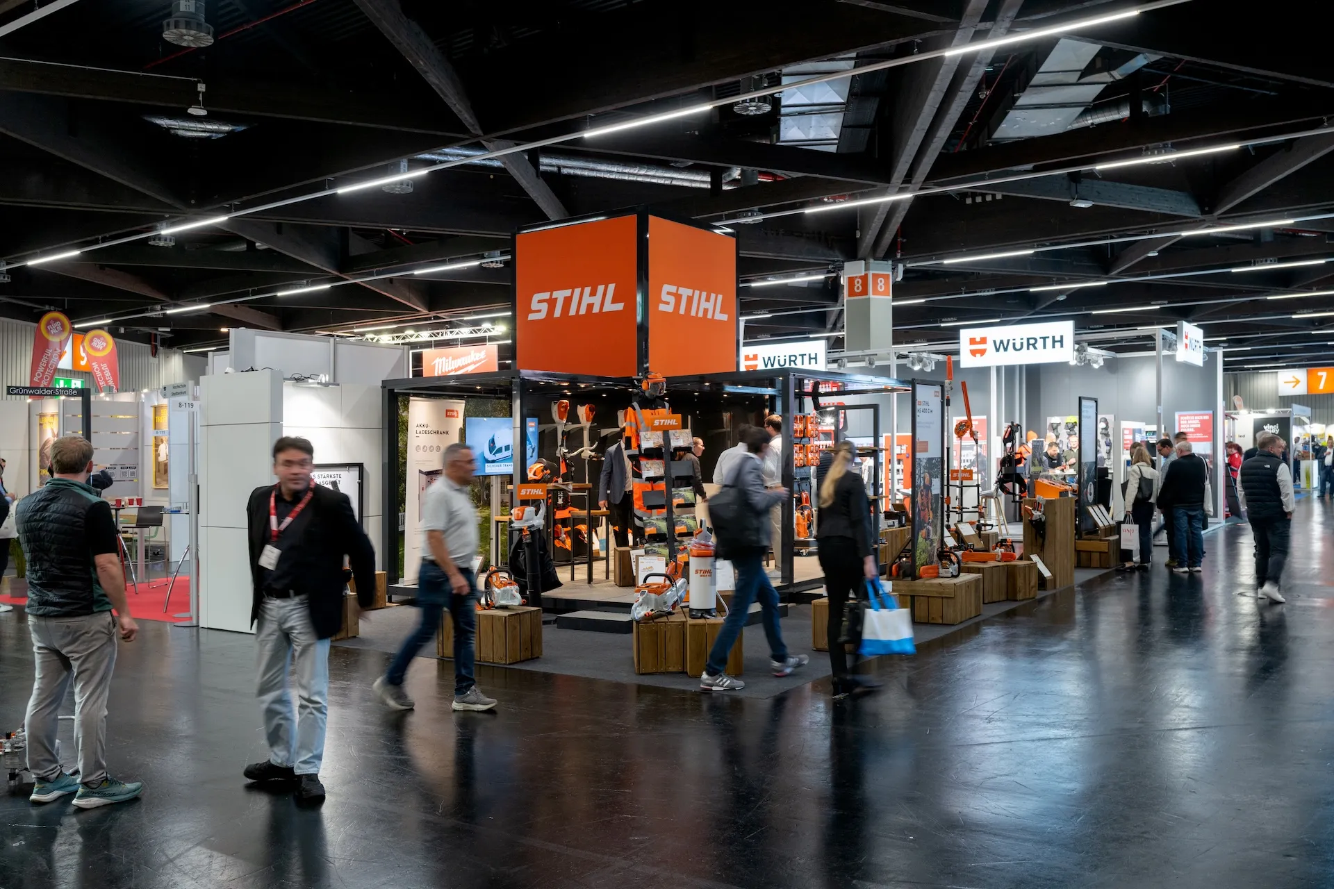 STIHL Messestand mit kommunalen Geräten