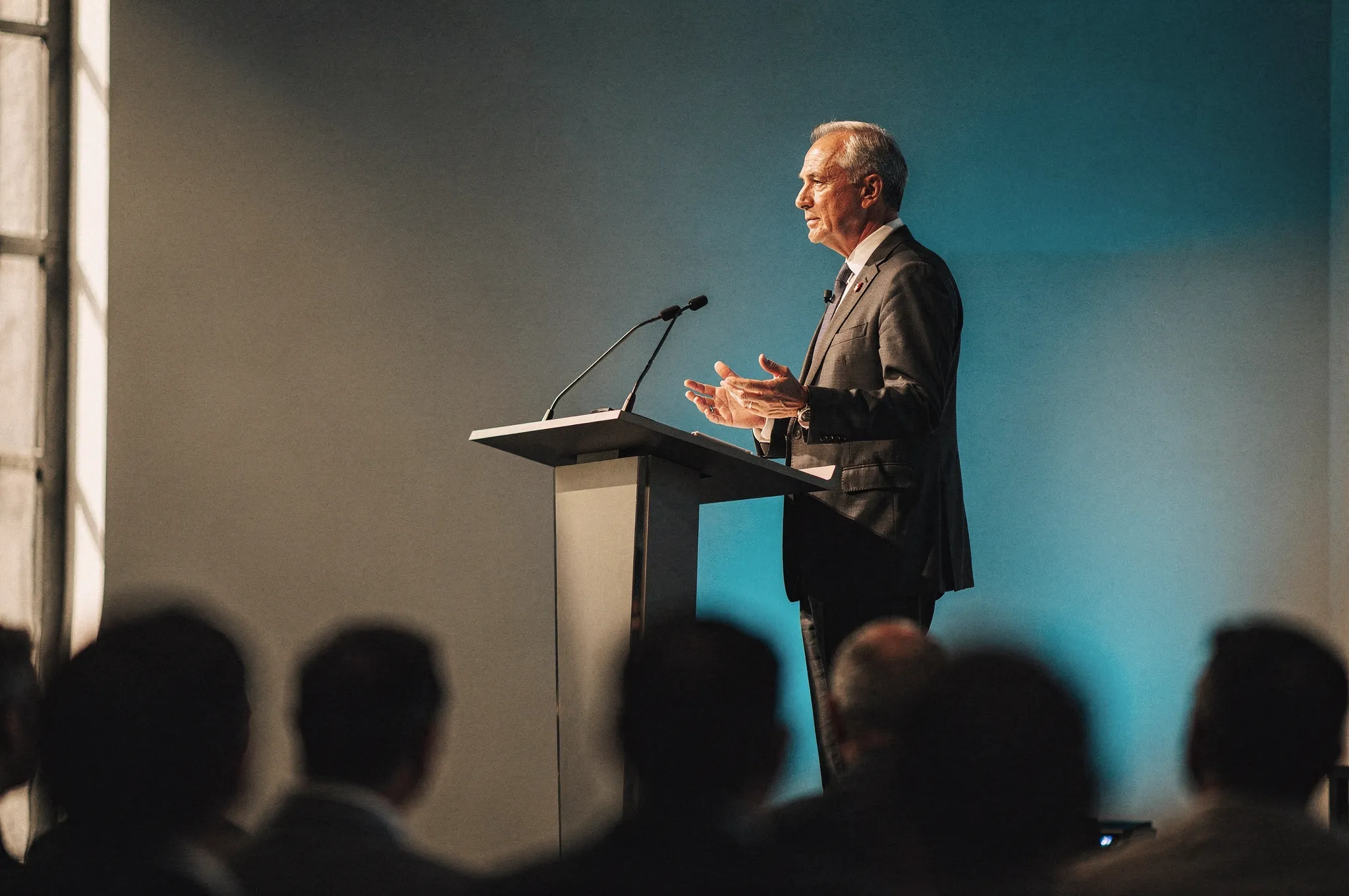 Konferenzfotograf fotografiert einen Keynote-Vortrag auf einer Unternehmenskonferenz