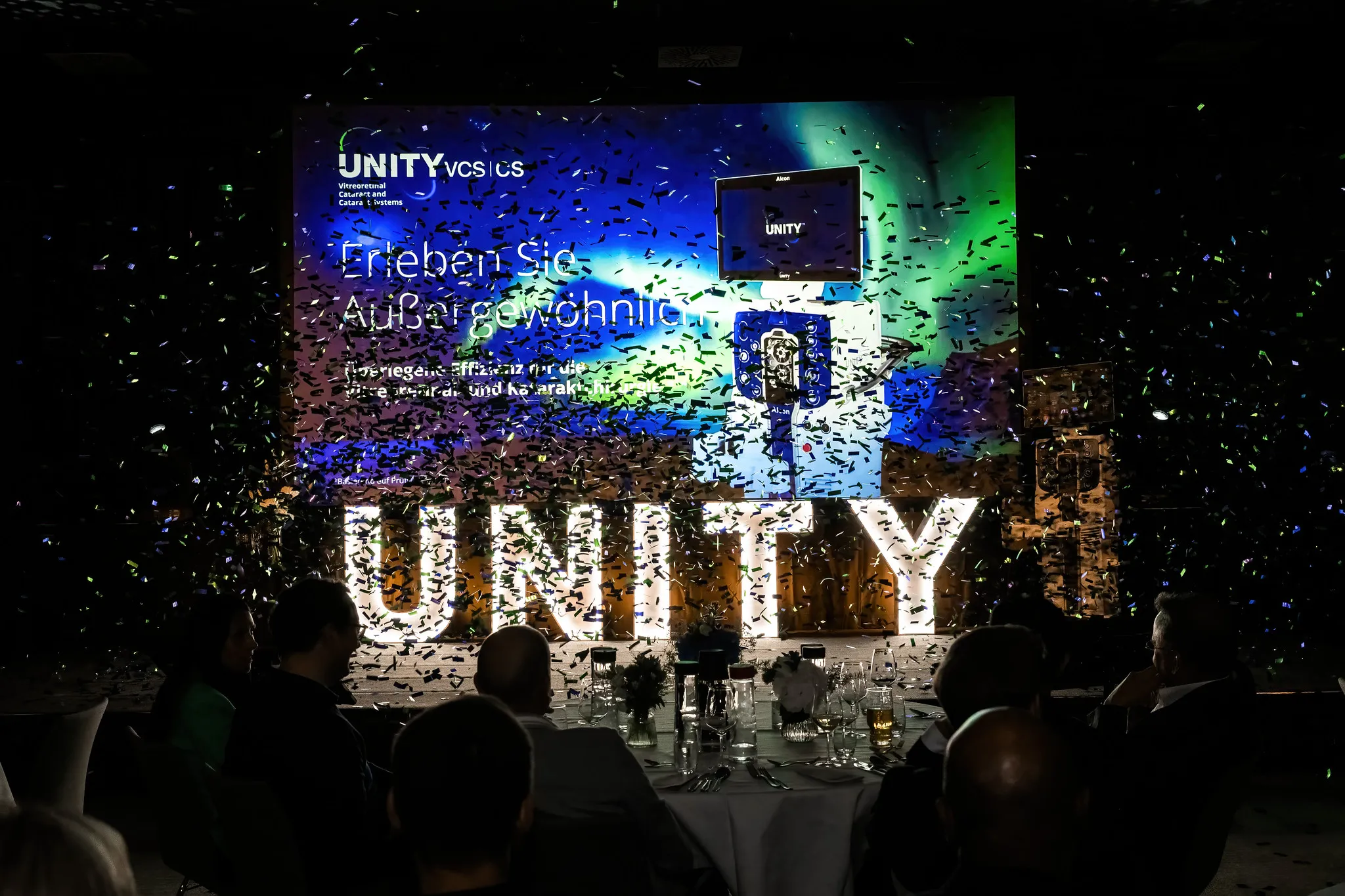 Konfettiregen über beleuchteter Bühne beim Produktlaunch-Firmenevent