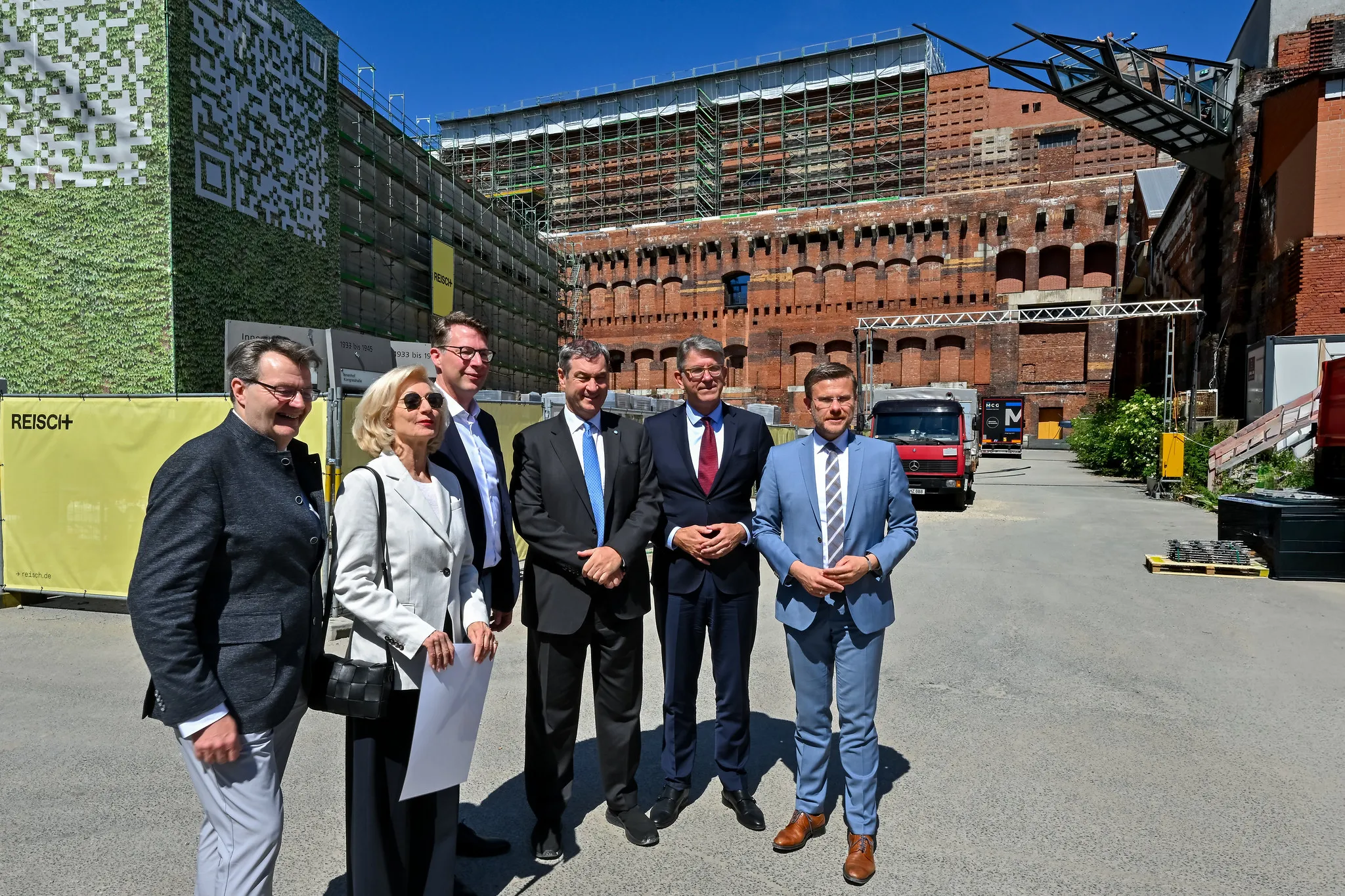 Gruppe bei Baubesichtigung der Kongresshalle Nürnberg, historischer Klinker im Hintergrund