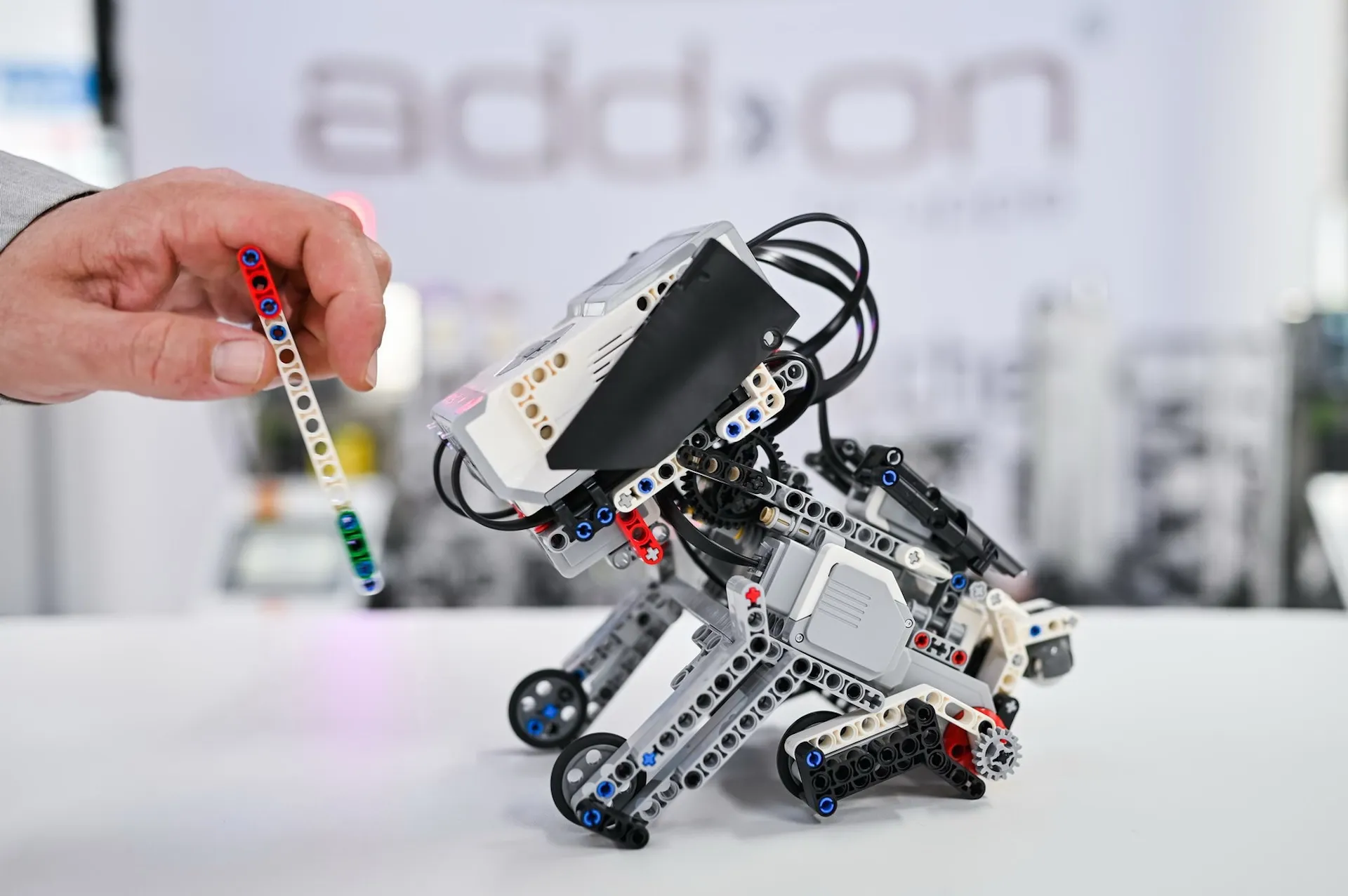 LEGO Technik Roboterhund, dynamisch fotografiertes Technikspielzeug.