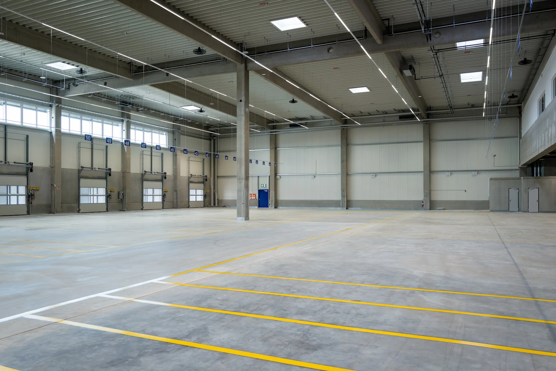 Weitläufige Logistikhalle, Innenansicht.