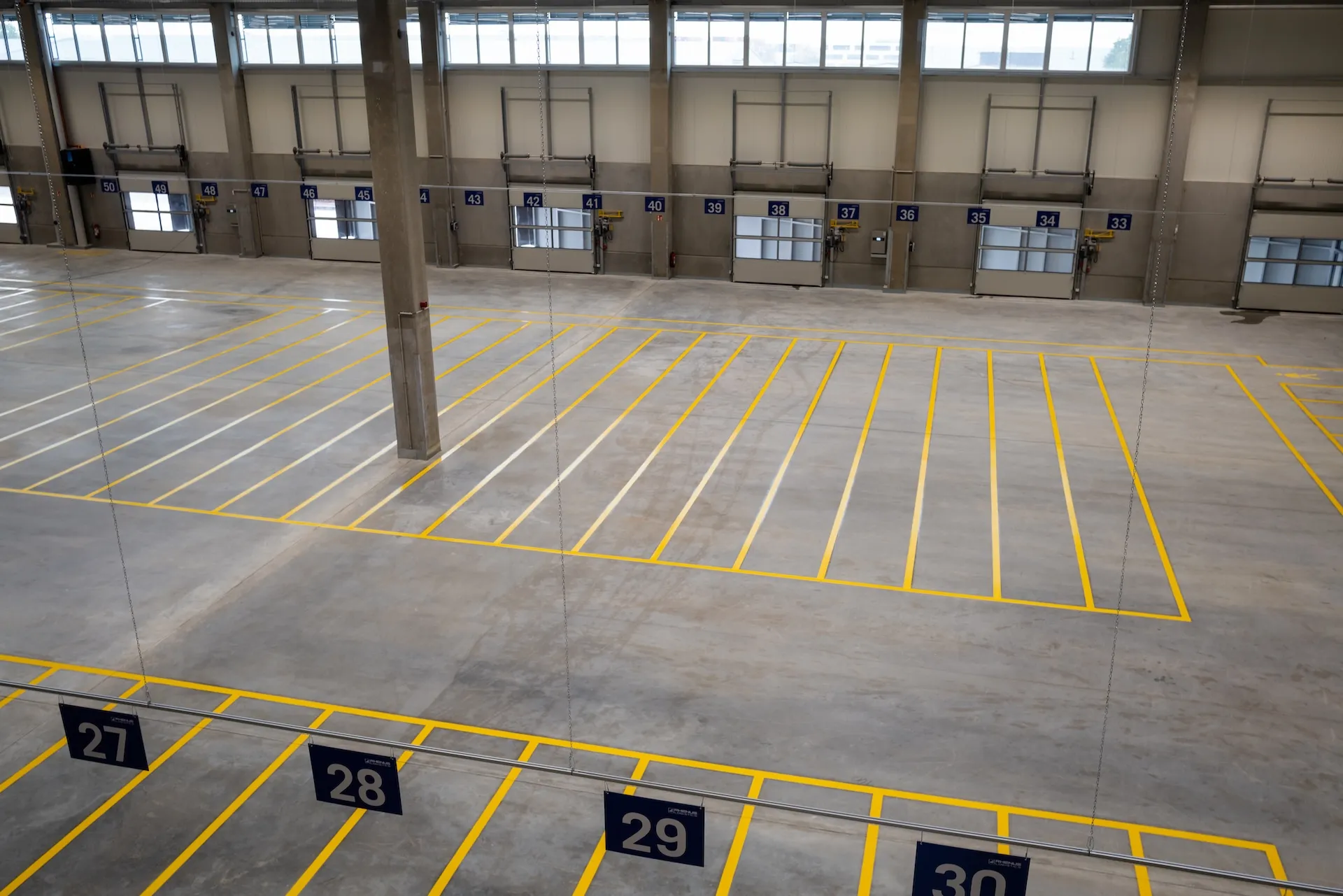 Ladezone einer Industriehalle, Produktion ready.