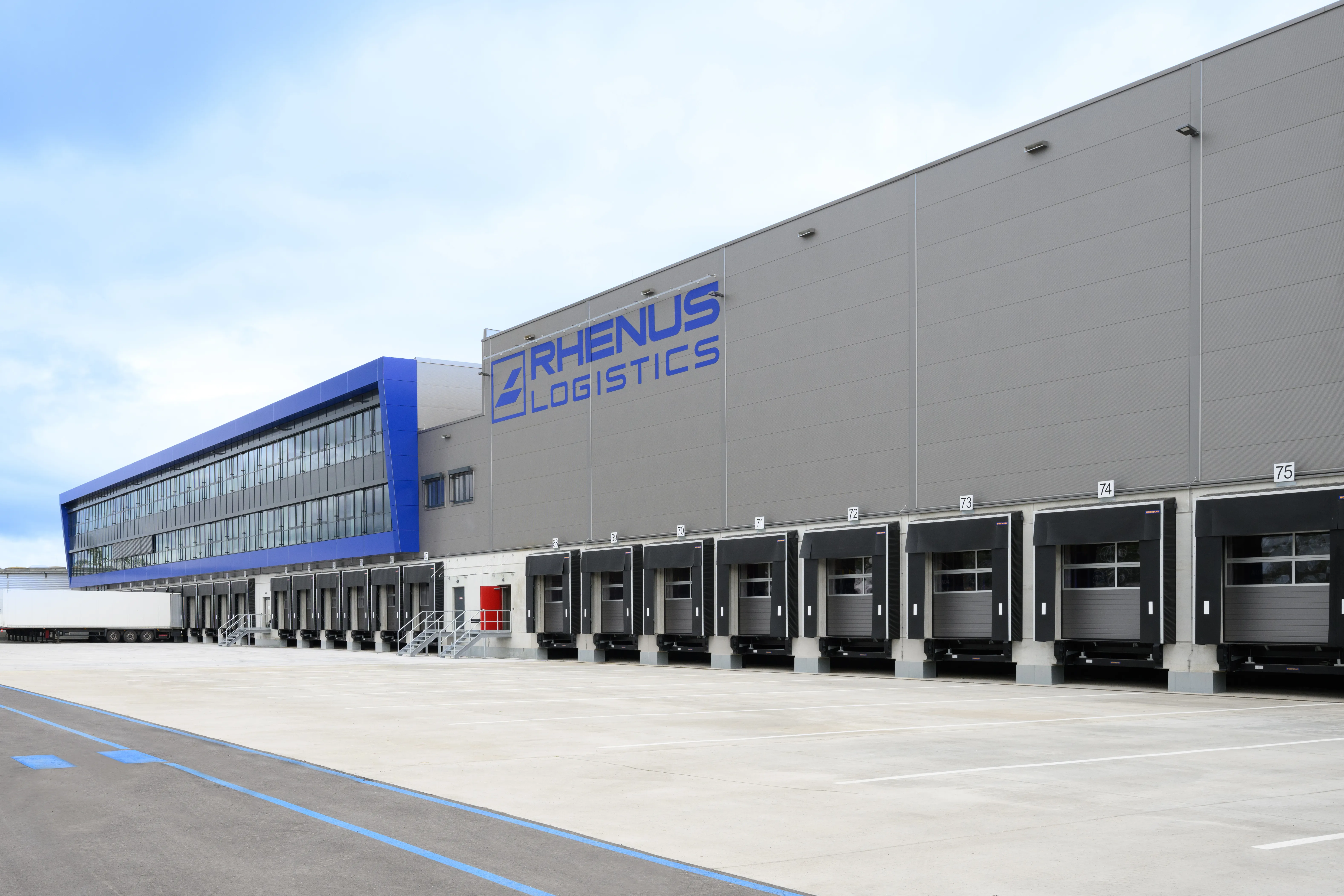 Logistikzentrum, präzise Linienführung.