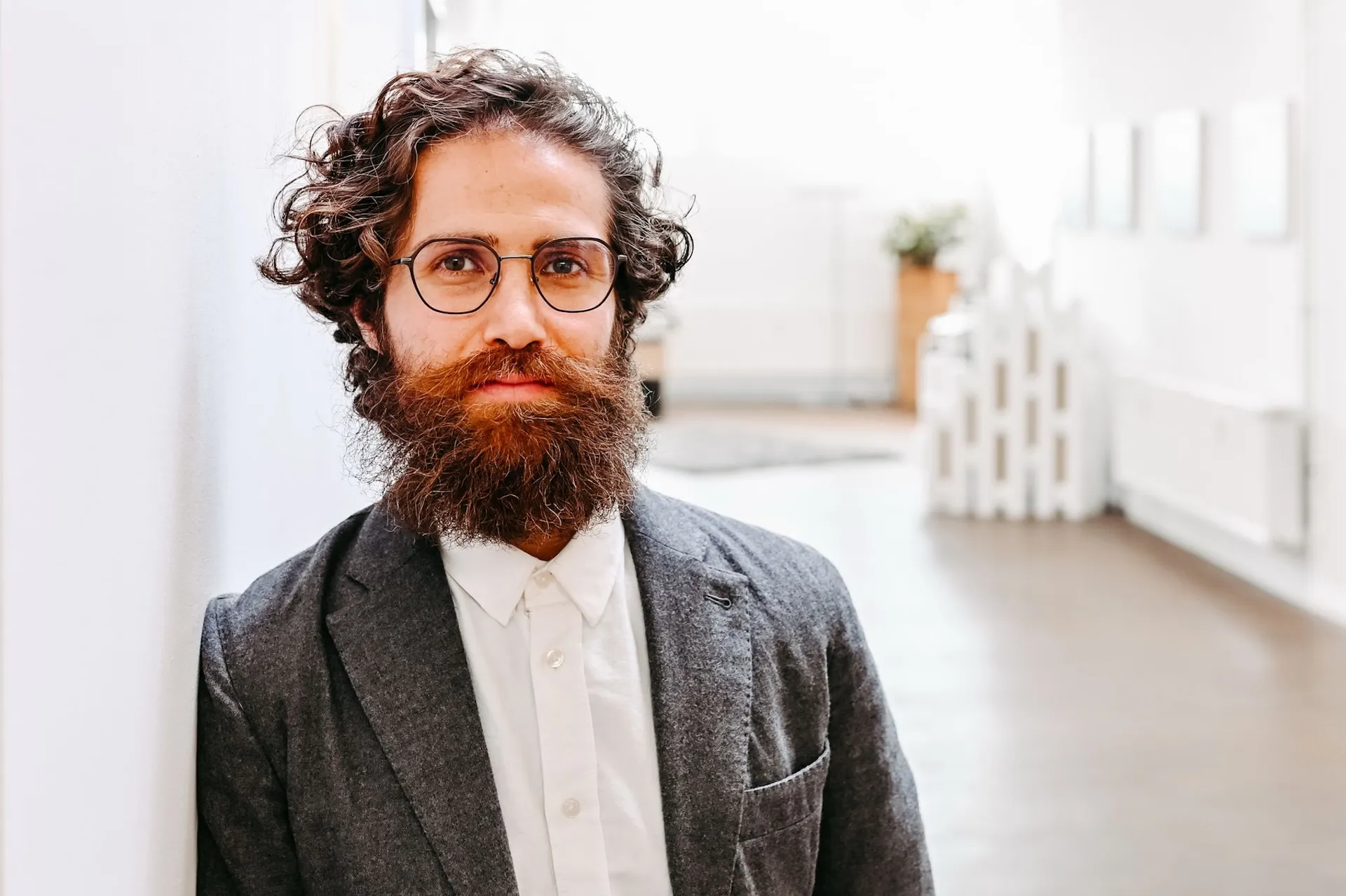 Designer im Büroalltag, natürliche Szene für moderne Unternehmenskommunikation.