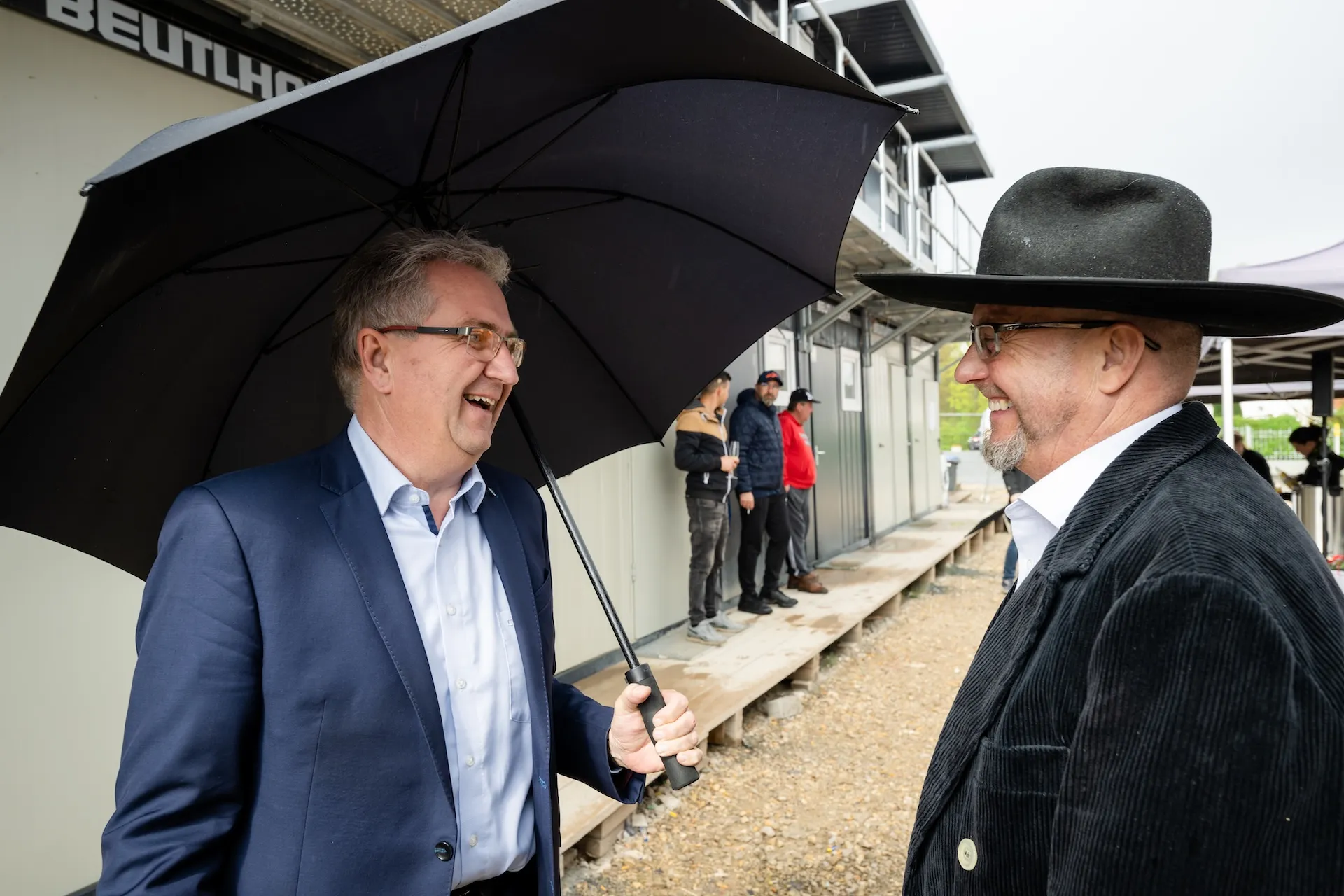 Zimmermann unter Regenschirm, Wetterfestigkeit