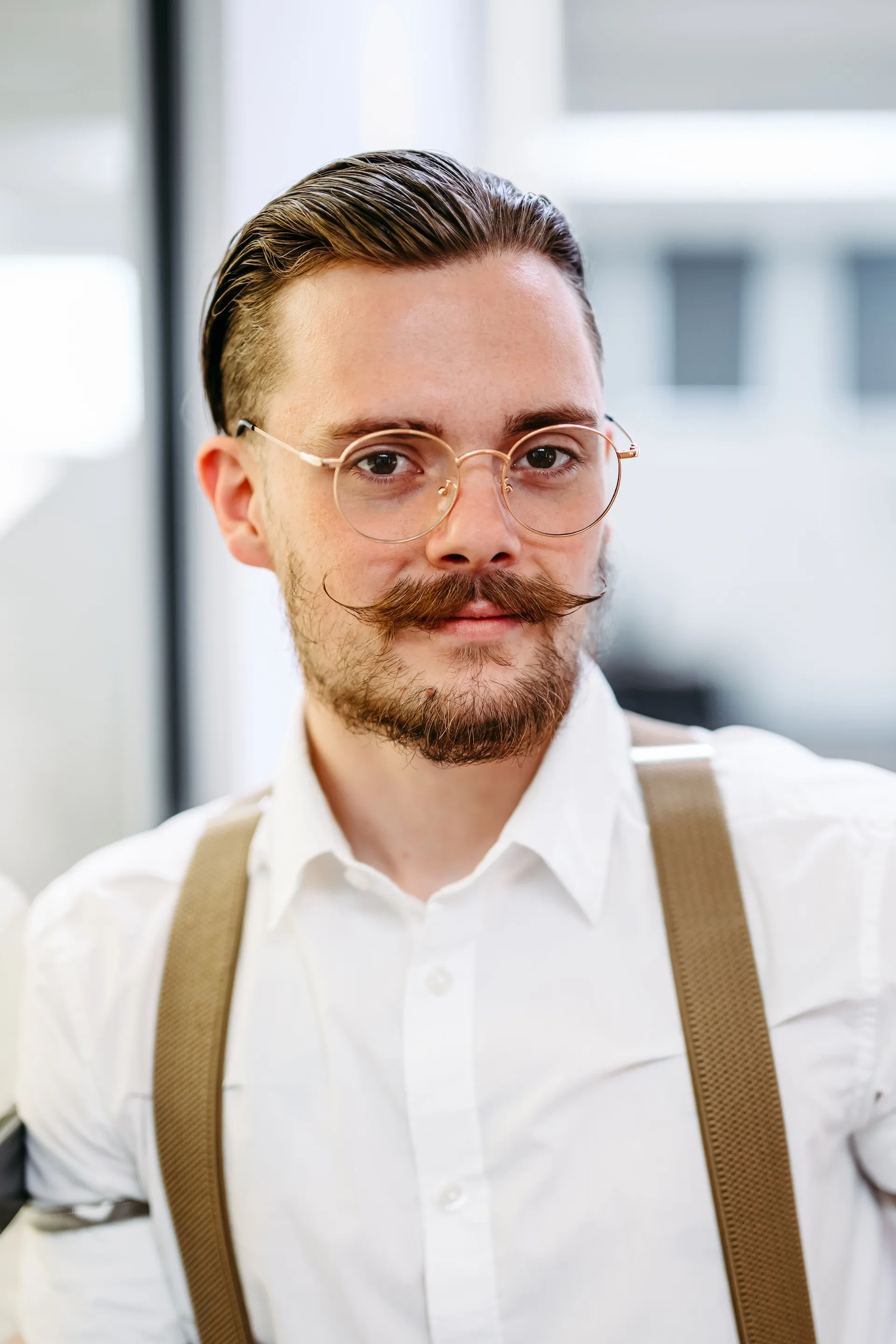 Mann mit Schnauzer und Hosenträgern, Charakterporträt mit Wiedererkennungswert