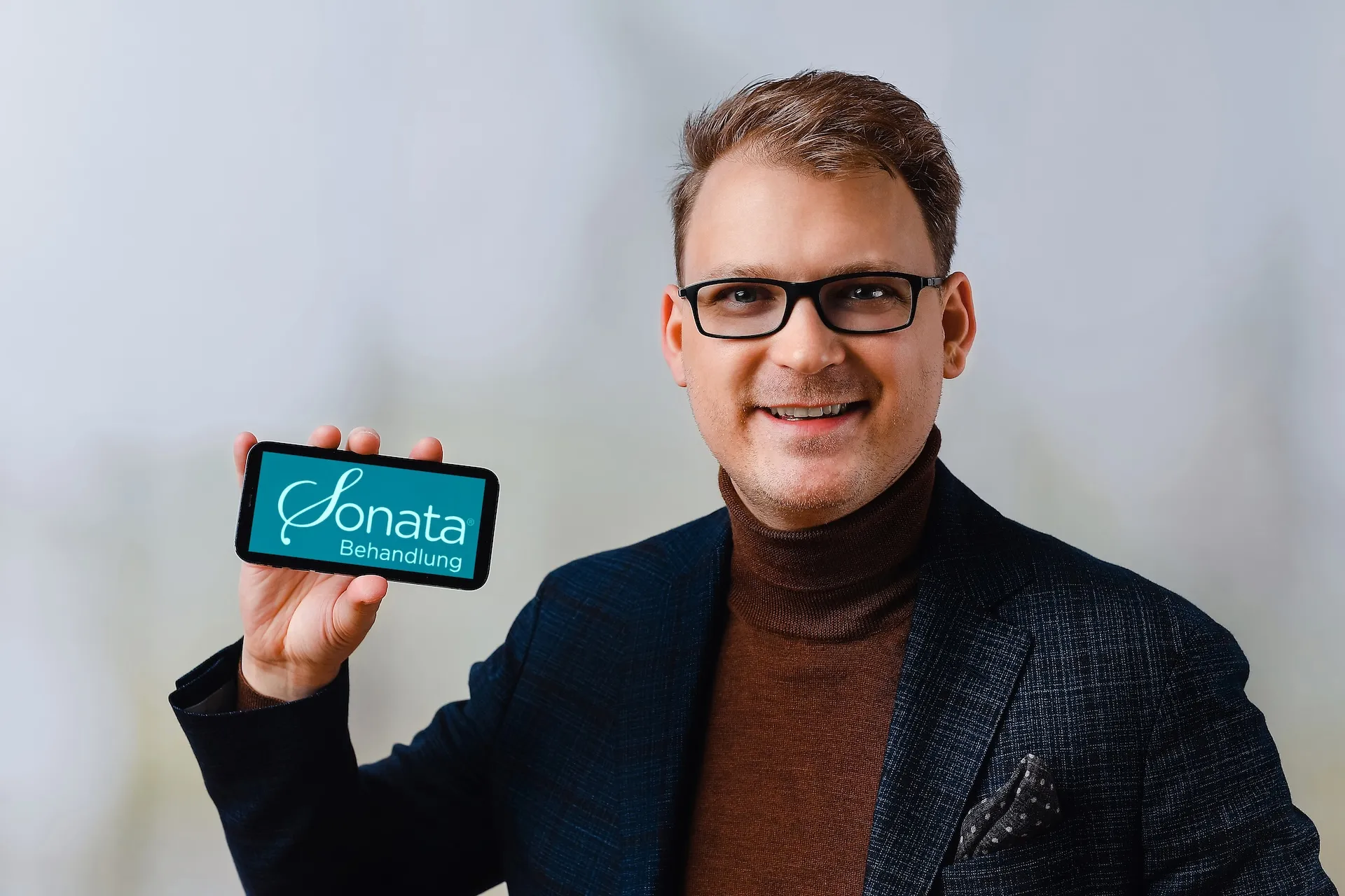 Arzt mit Smartphone während Behandlung, Vertrauen durch Professionalität