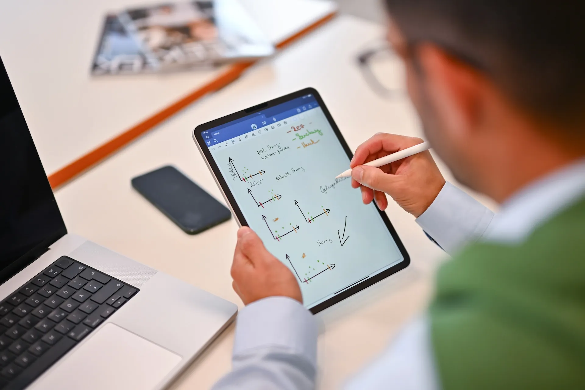 Digitale Notizen auf dem Tablet, modernes Arbeiten visuell greifbar.