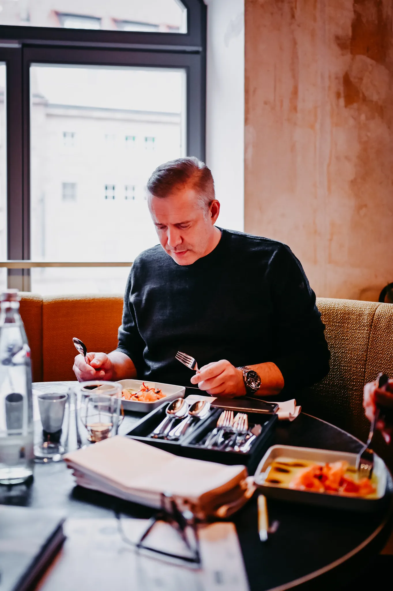 Mann genießt ein Lachsgericht im Restaurant, Gastronomie-Fotografie Nürnberg.