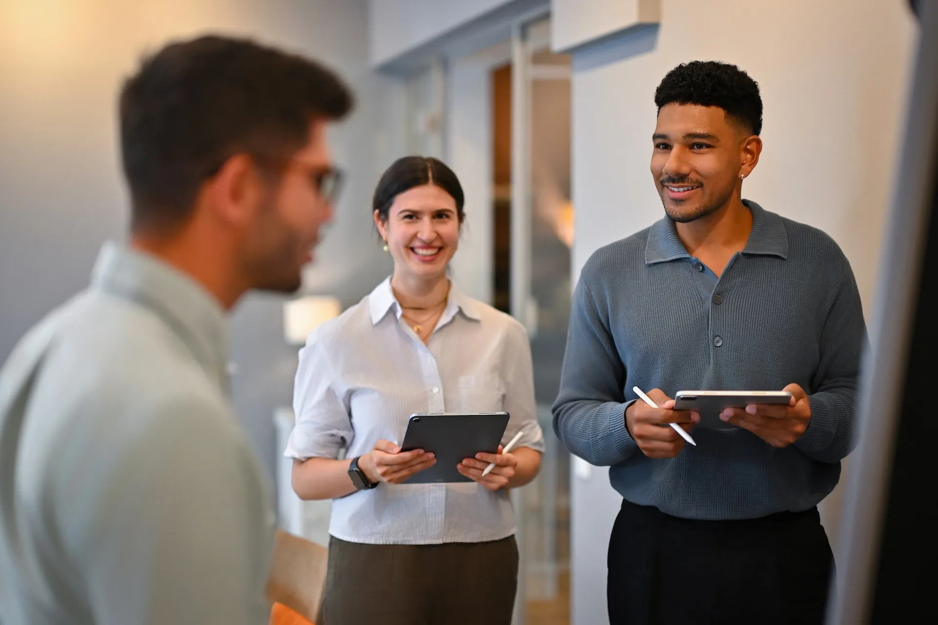 Businessfotografie: Team mit Tablet im Büro, professionelle Business-Fotos