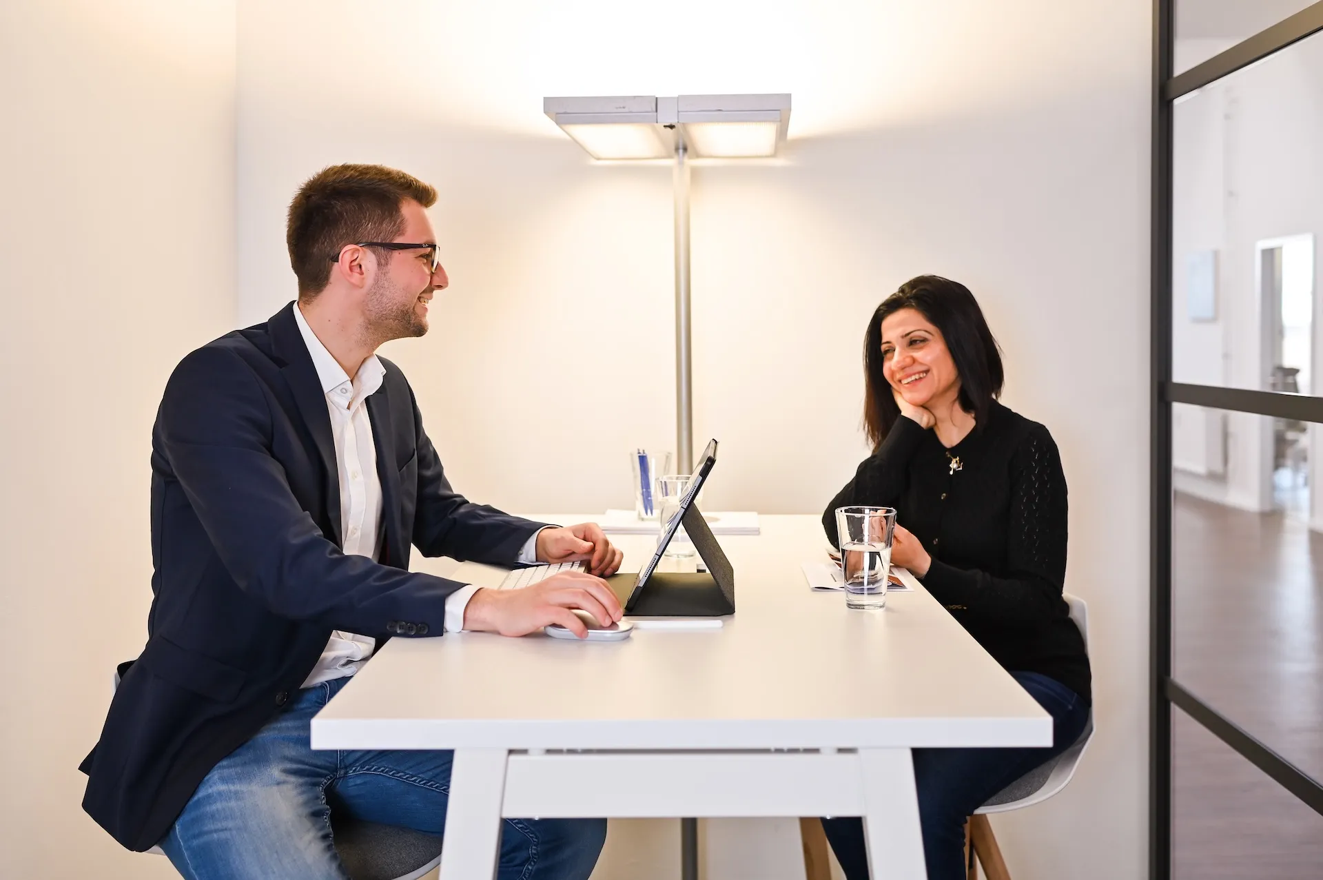 Kollegen beim Meeting am Hochtisch, authentische Arbeitsatmosphäre