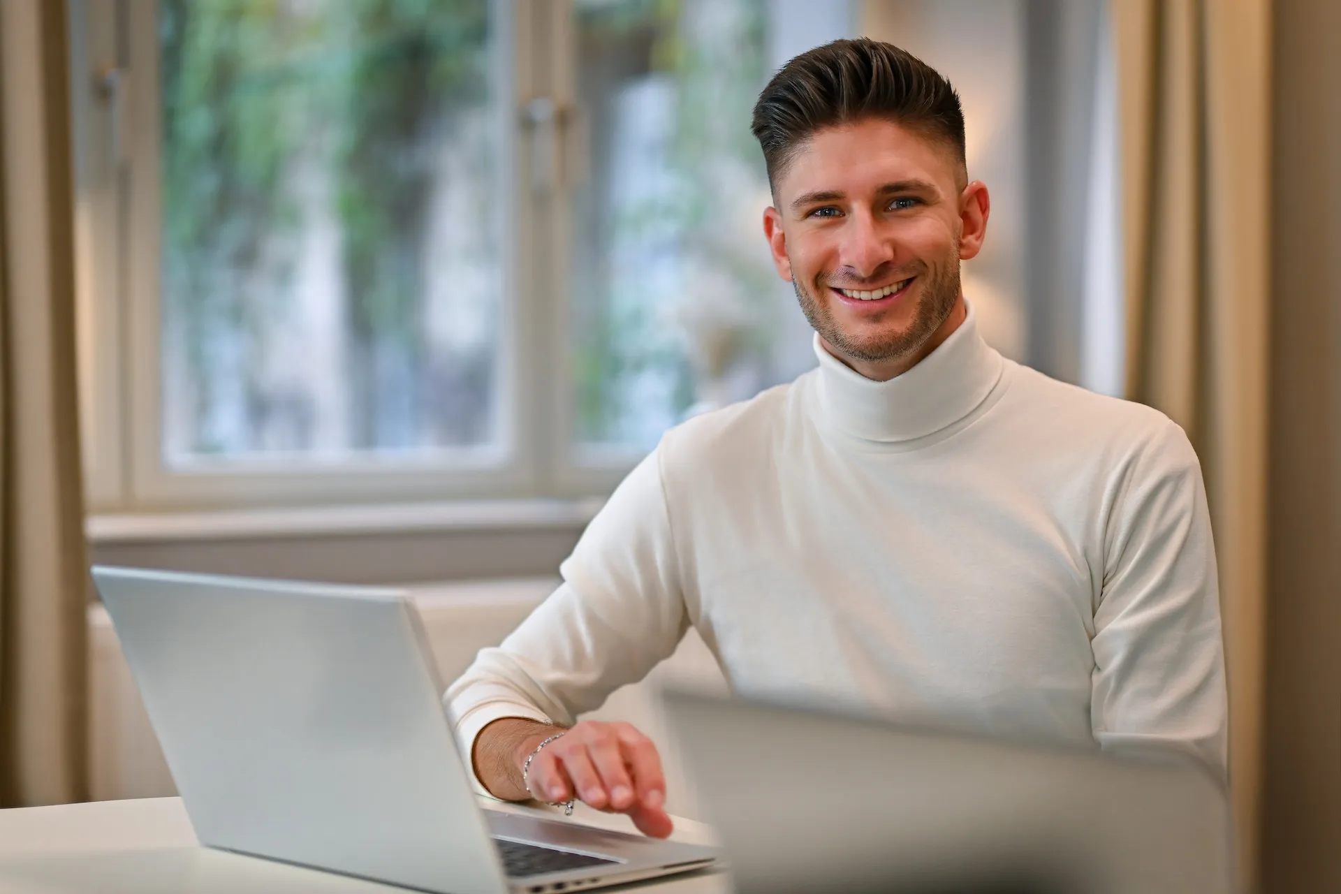 Business-Foto eines Mannes am Laptop, Businessfotografie