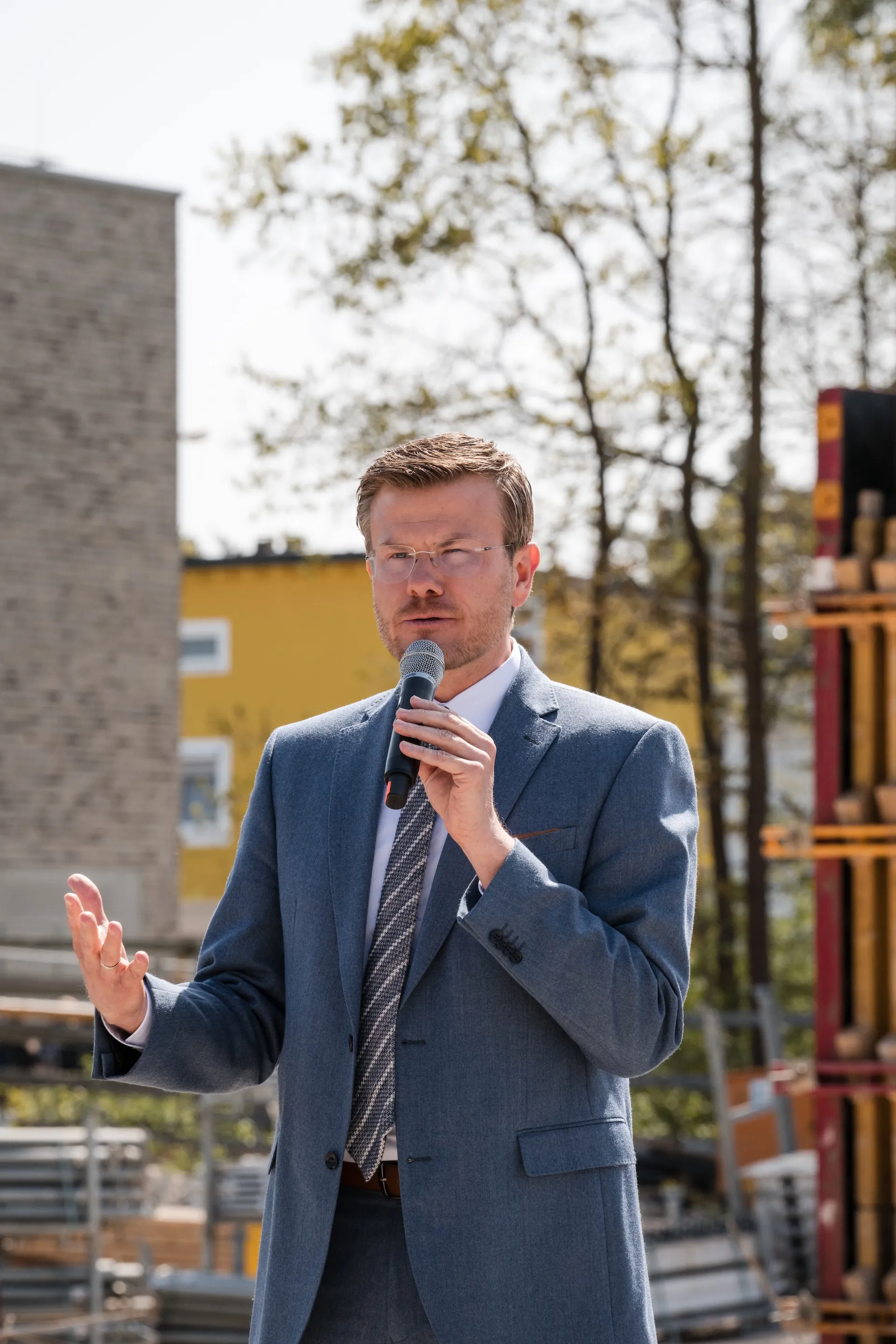 Politische Rede auf Baustelle