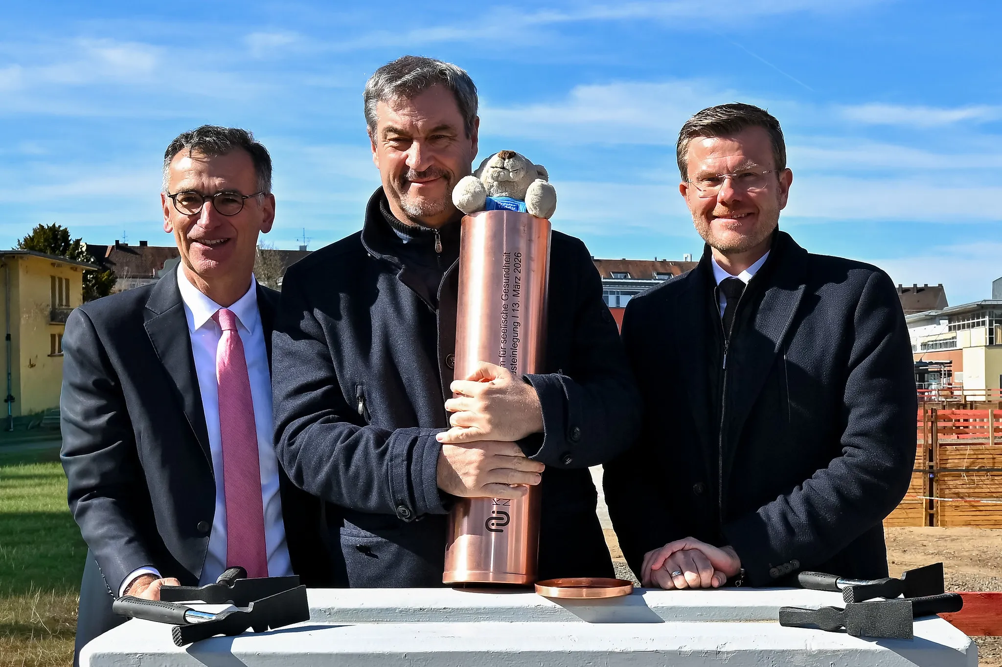 Markus Söder bei feierlicher Grundsteinlegung mit Zeitkapsel