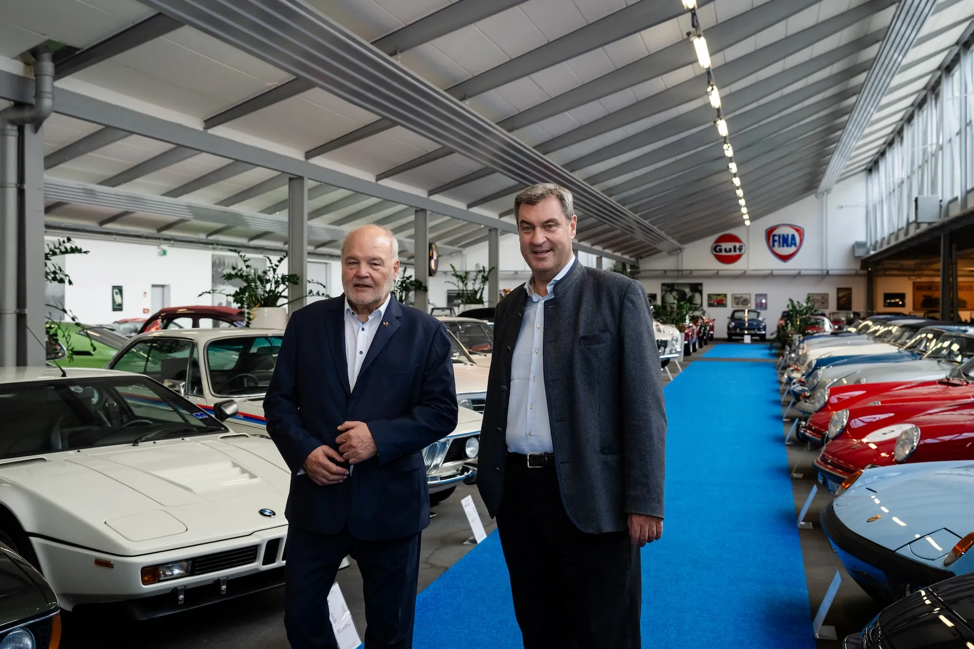 Markus Söder bei Unternehmensbesuch, medienwirksam eingefangen