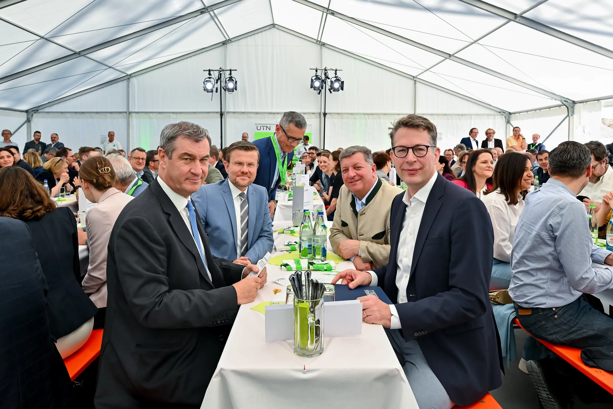 Markus Söder mit Gästen beim UTN-Spatenstichfest im Festzelt