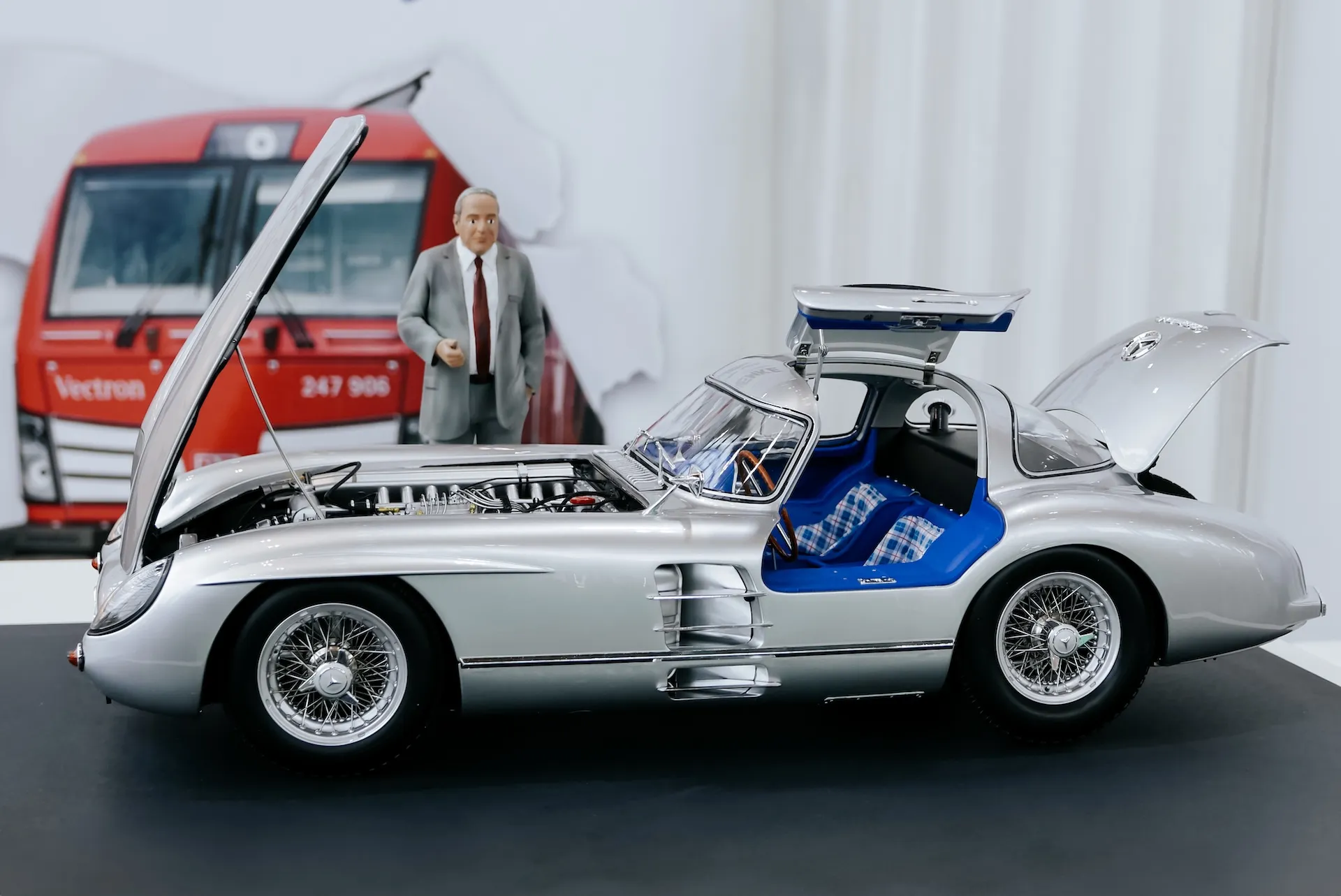 Modell des Mercedes SLR 300, klassisch und kontrastreich inszeniert.