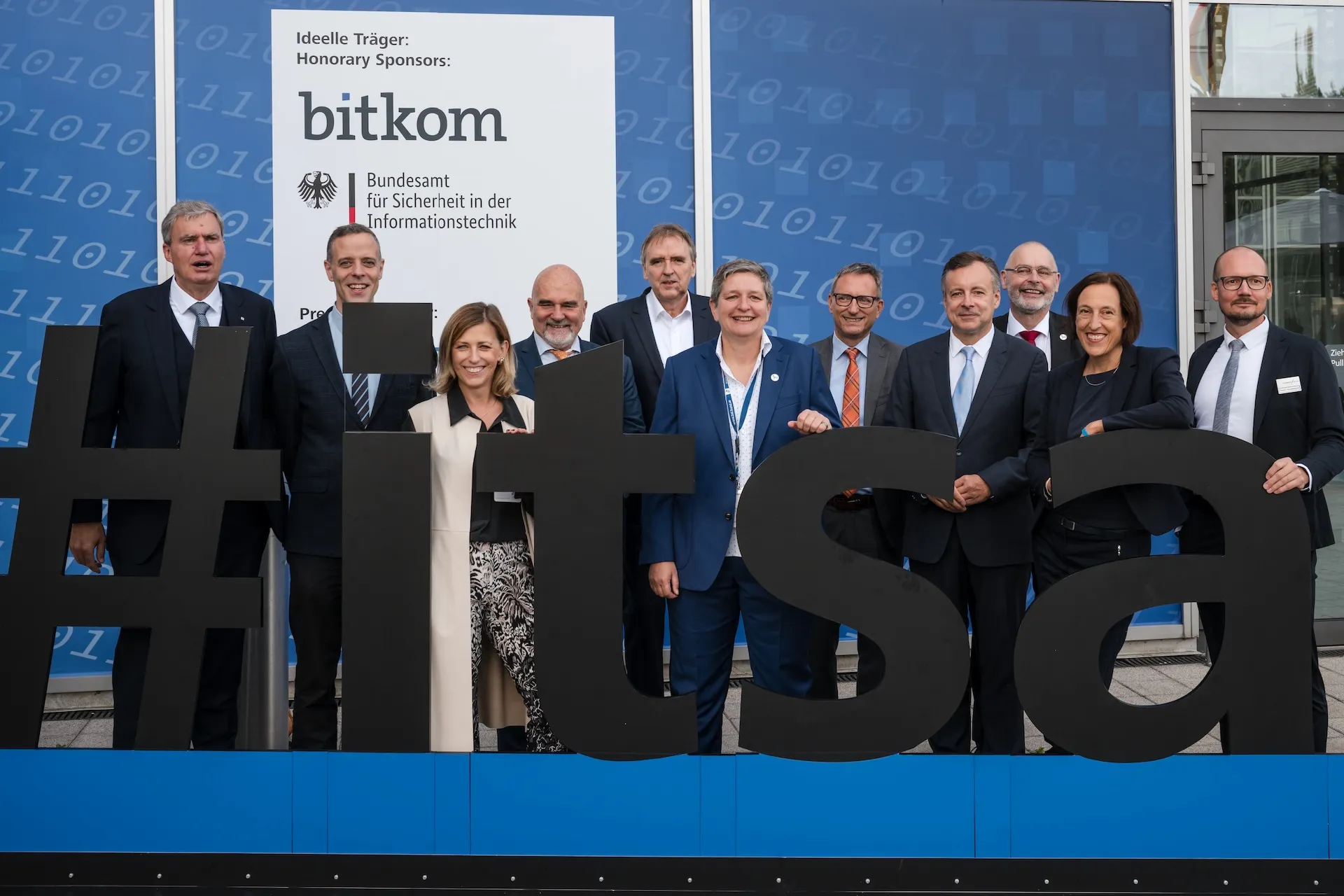 Gruppenfoto auf der it-sa Nürnberg, Team zeigt Präsenz